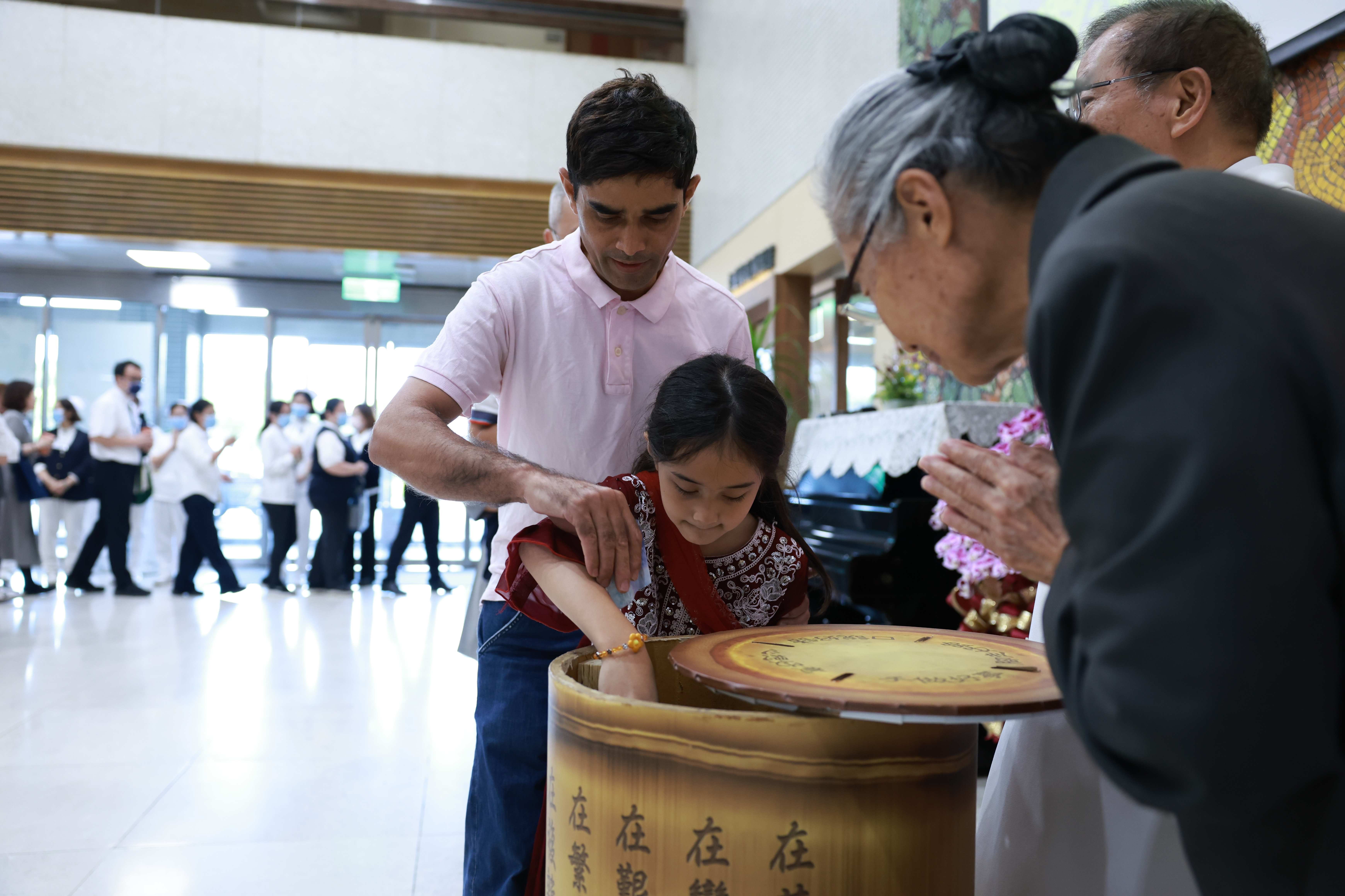 尼泊爾來到臺灣定居十五年的潘迪安，從妻子口中得知花蓮慈濟醫院要辦祈福會，就決定一定要帶著妻子與女兒來參加。