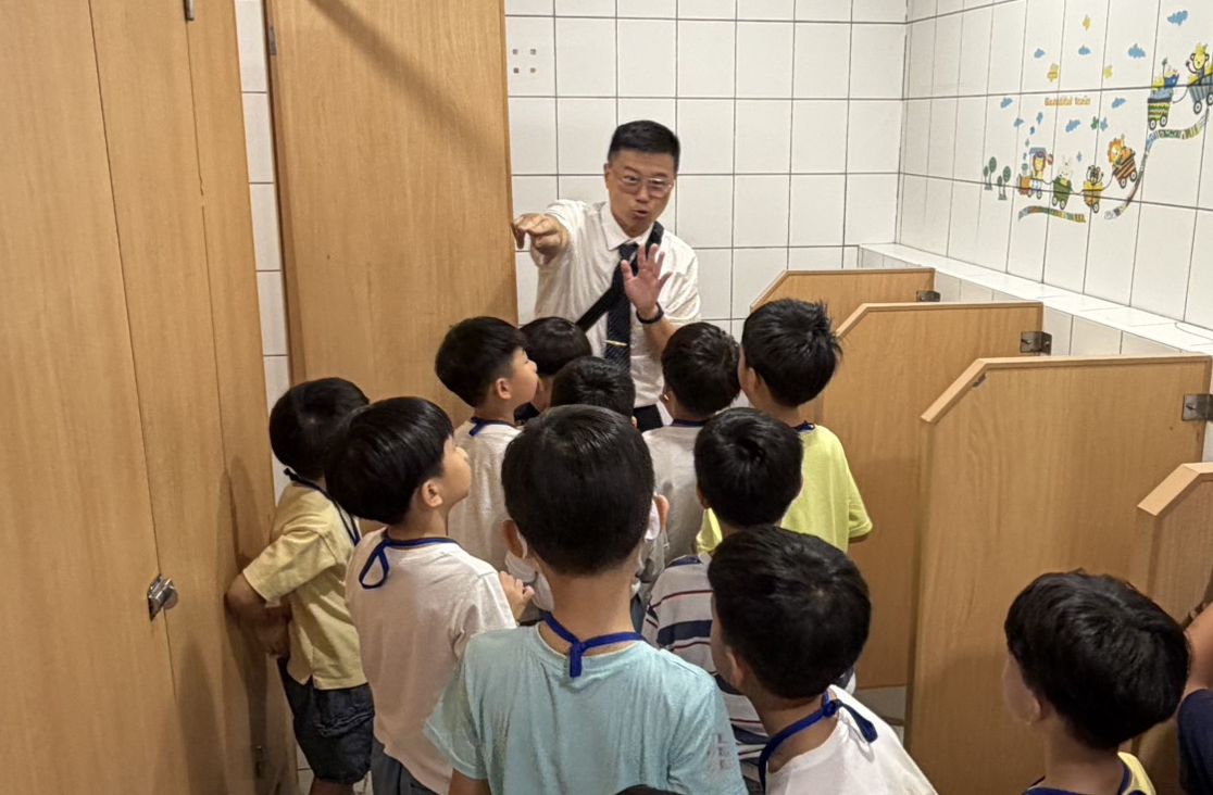 生活教育:學習如廁禮儀