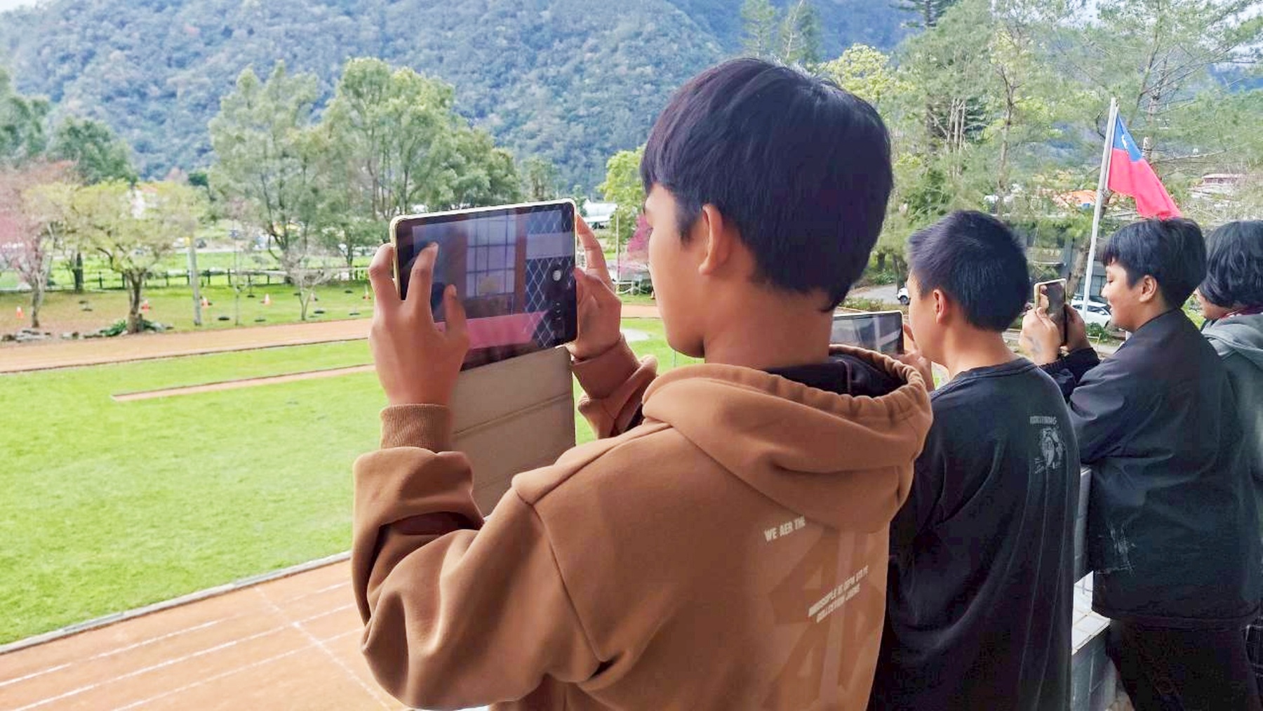 霧鹿國小學生實際練習「中央構圖法」拍攝技巧