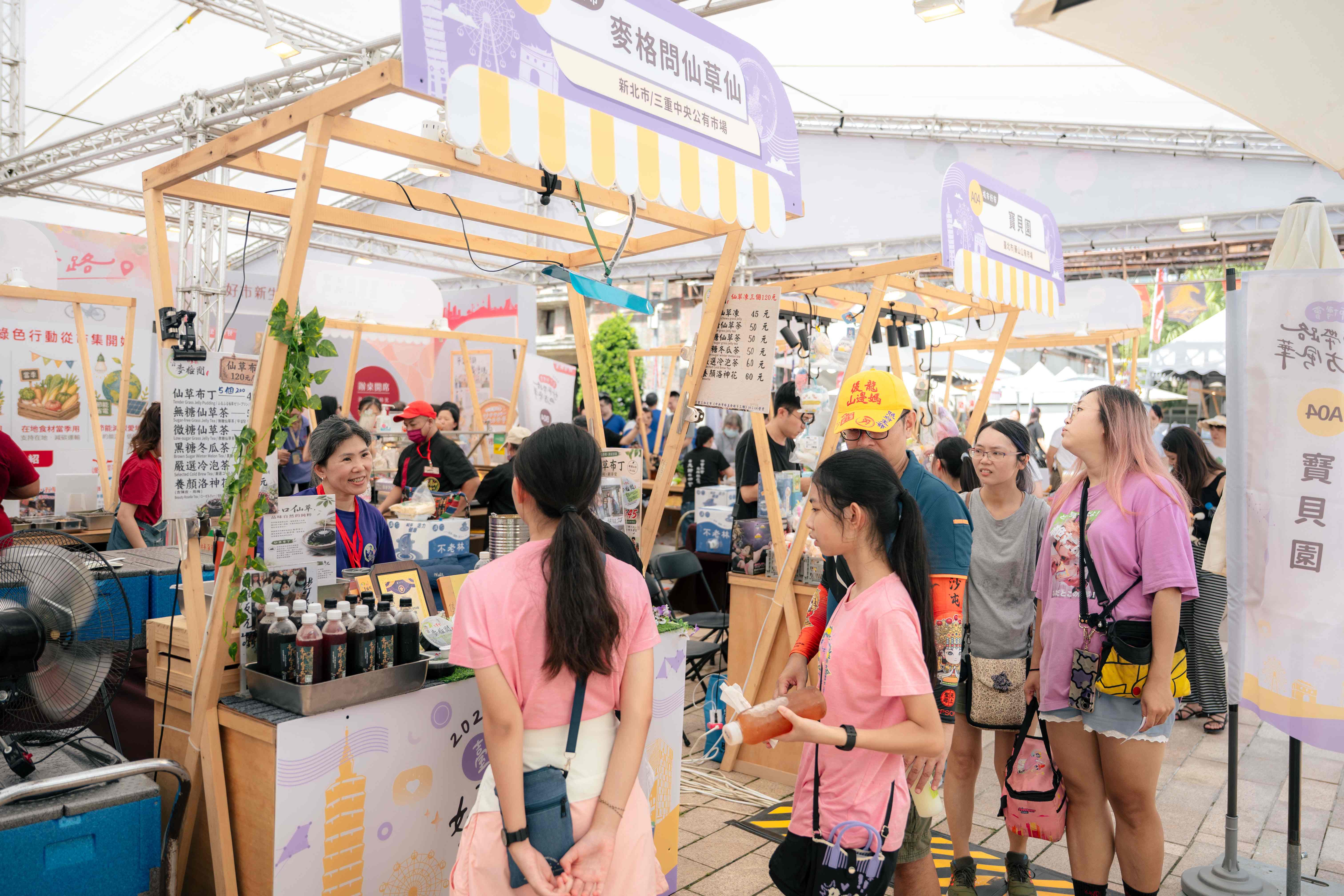 2026臺灣市博會-中區場活動首日消費人潮熱絡,民眾踴躍遊逛體驗傳統市場特色。