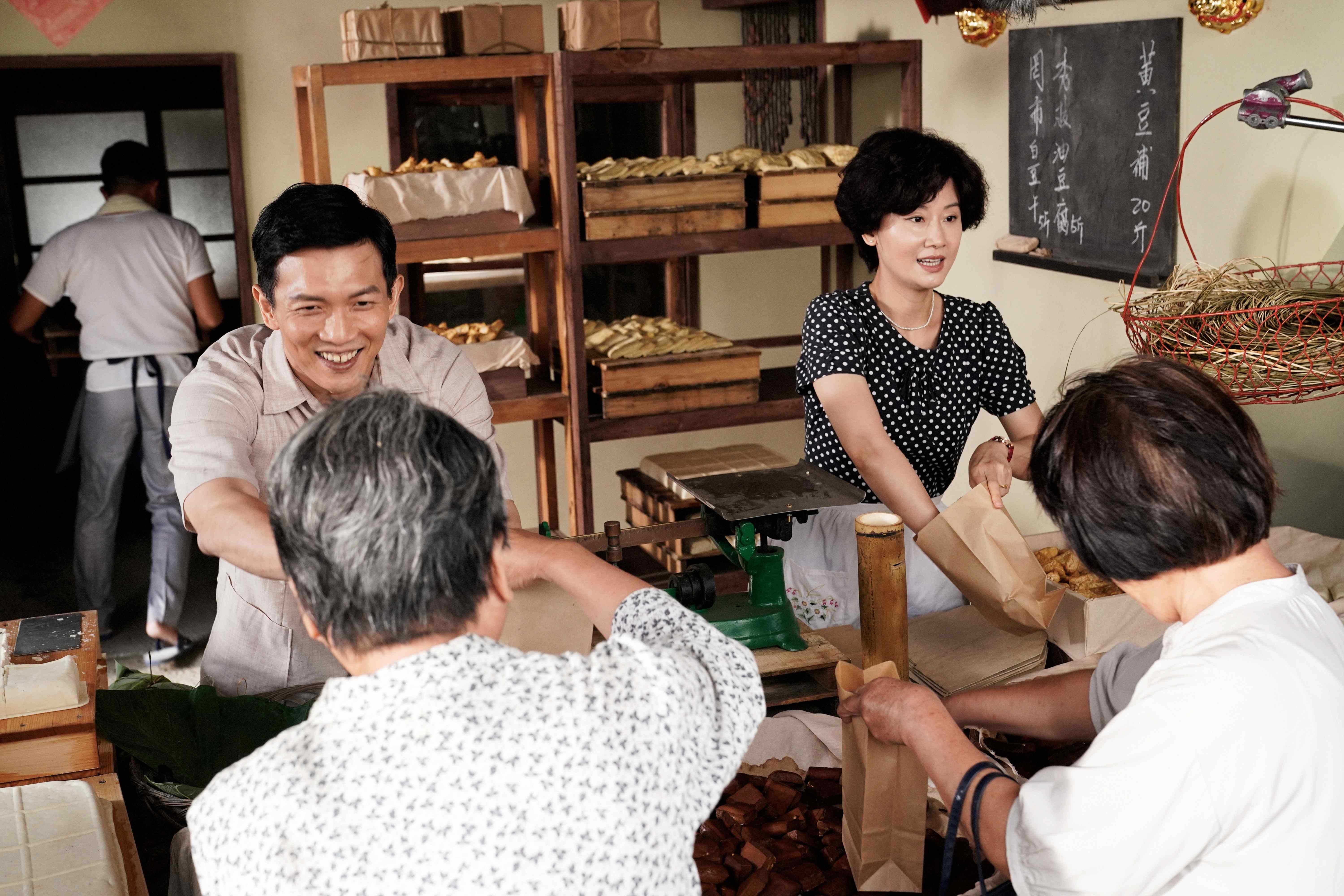 添丁（黃尚禾飾）和玉鳳（朱芷瑩飾）認真努力的經營著豆腐店