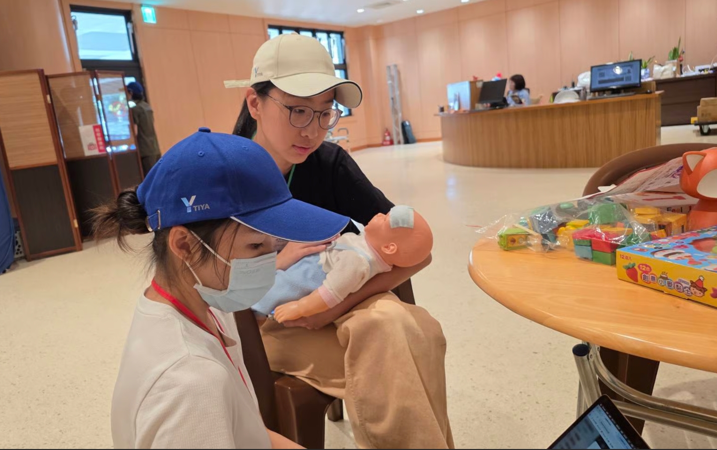 其中一項情境是收容中心內,一名女嬰突然高燒40度,但當時醫療及物資資源有限,學員必須立即判斷處置方式,回報應變中心並設法將女嬰送醫。