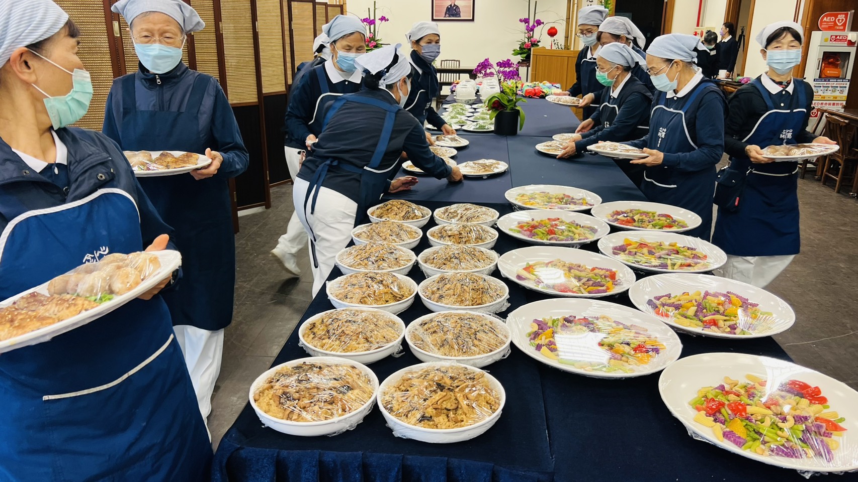 二十桌圍爐佳餚由志工熱情款待,七菜一湯搭配水果與應景發糕、蘿蔔糕,象徵十全十美。