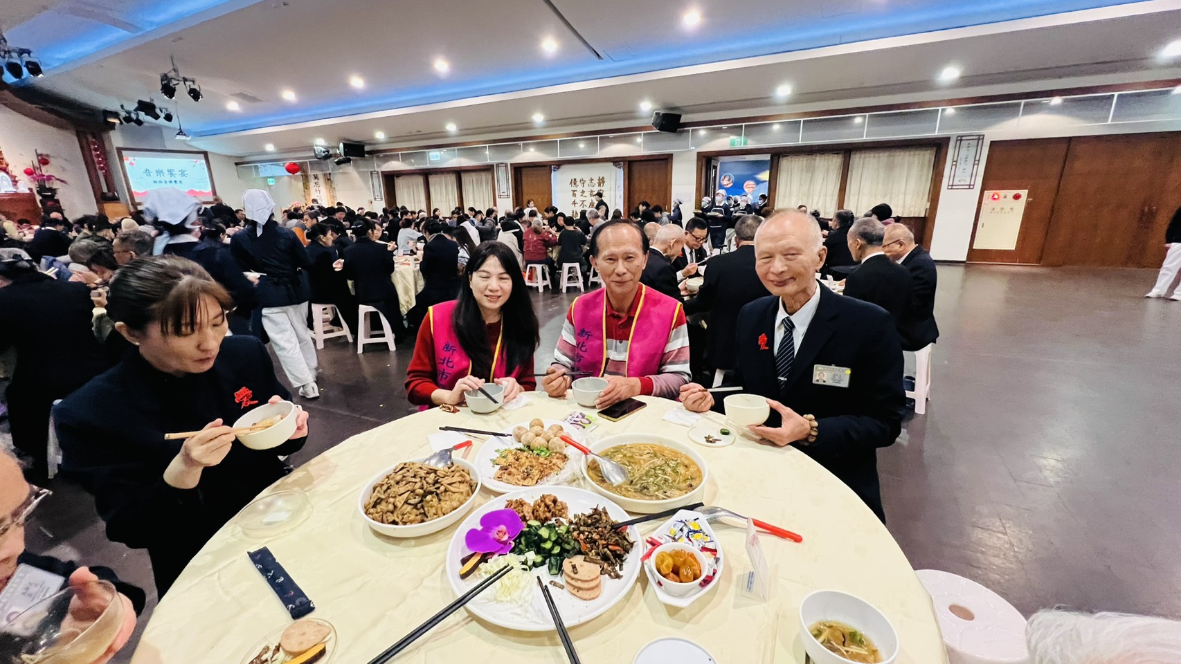 慈濟基金會內湖與汐止聯合舉辦冬令物資發放暨圍爐活動,來自兩地的感恩戶與關懷戶共六十一戶、一百二十位參加,並有四百一十五位志工投入服務。