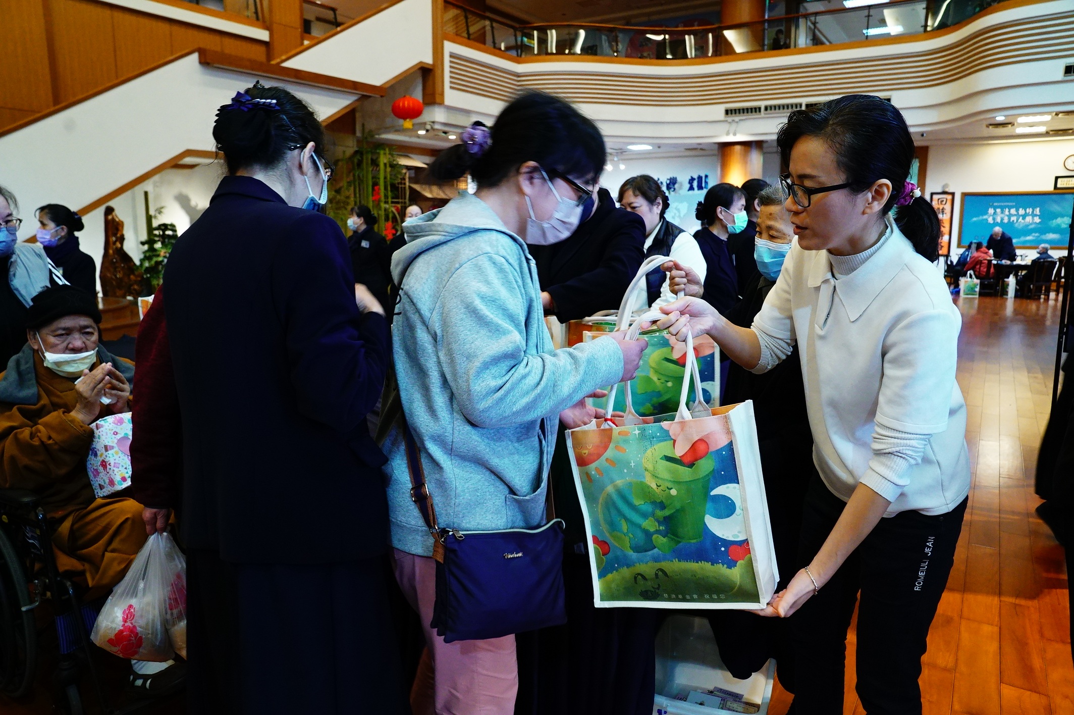 農曆年節將至,慈濟基金會秉持「以愛鋪路、以善傳家」的精神,1月31日在板橋志業園區舉辦「2026北區冬令發放祈福會」。