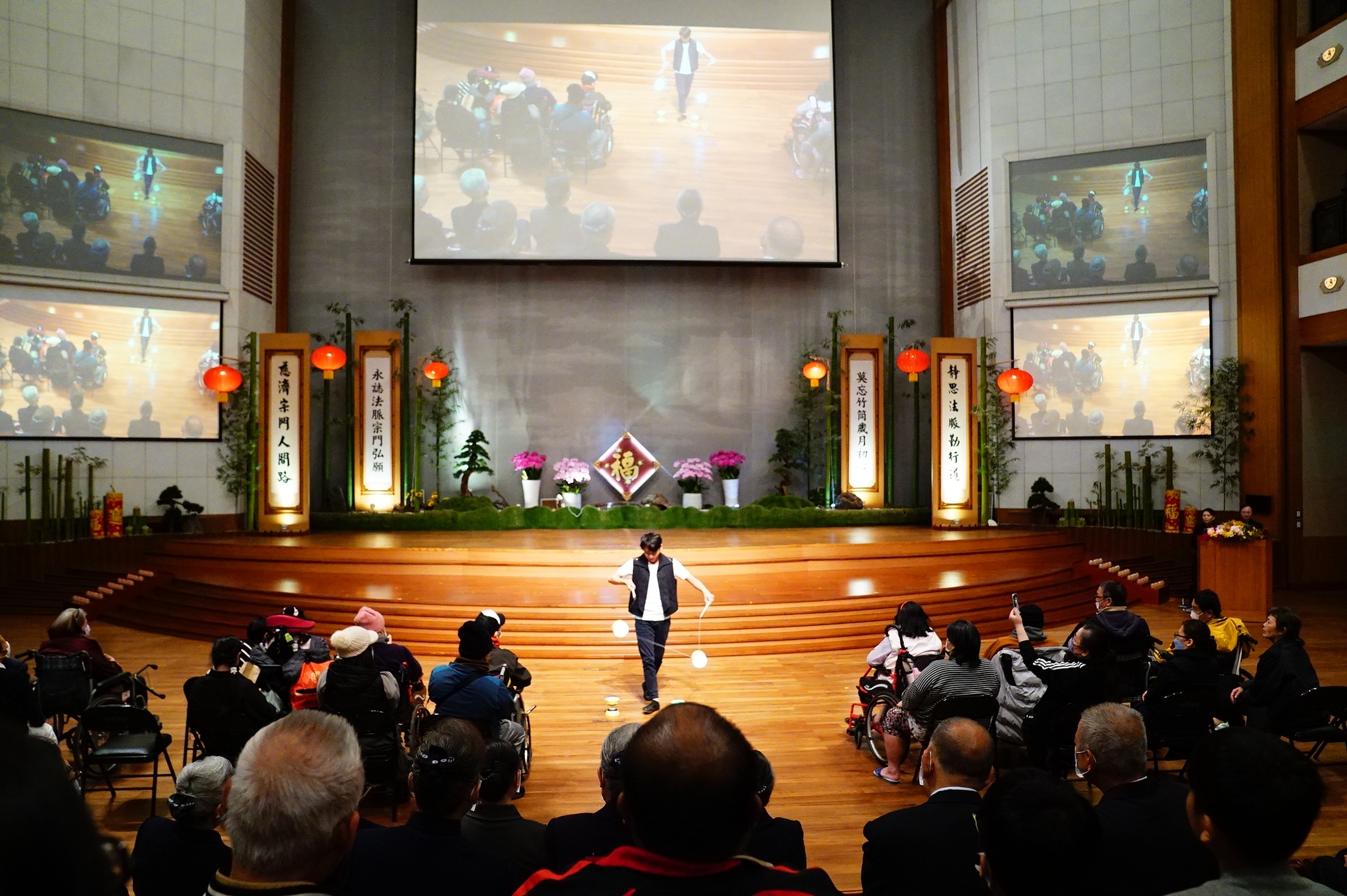 林平倫帶來扯鈴表演,結合傳統技藝與新式發光鈴,炫目演出令觀眾目不轉睛。