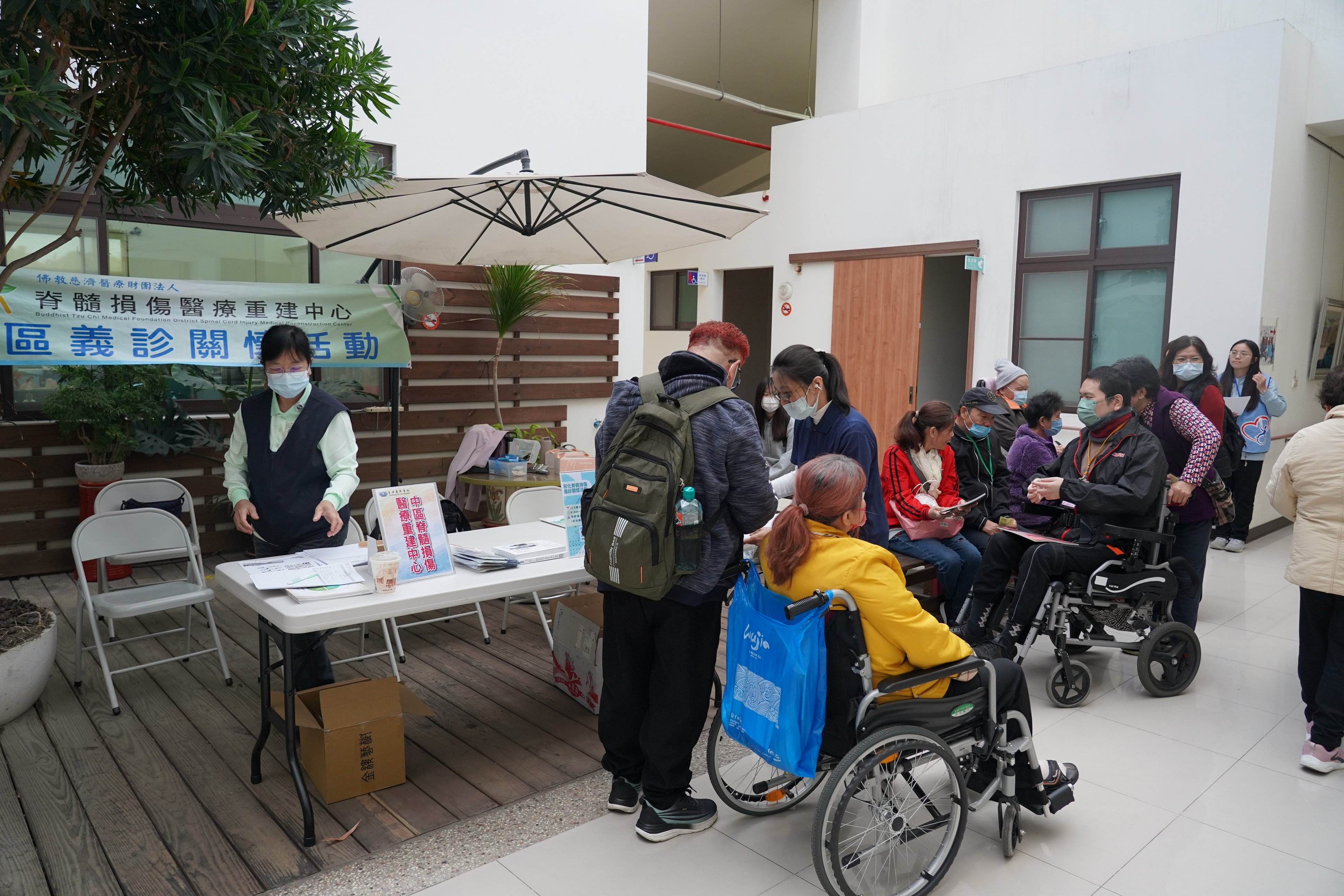 慈濟中區脊髓損傷重建中心到彰化義診，吸引近50位傷友到場尋求專業醫療建議。