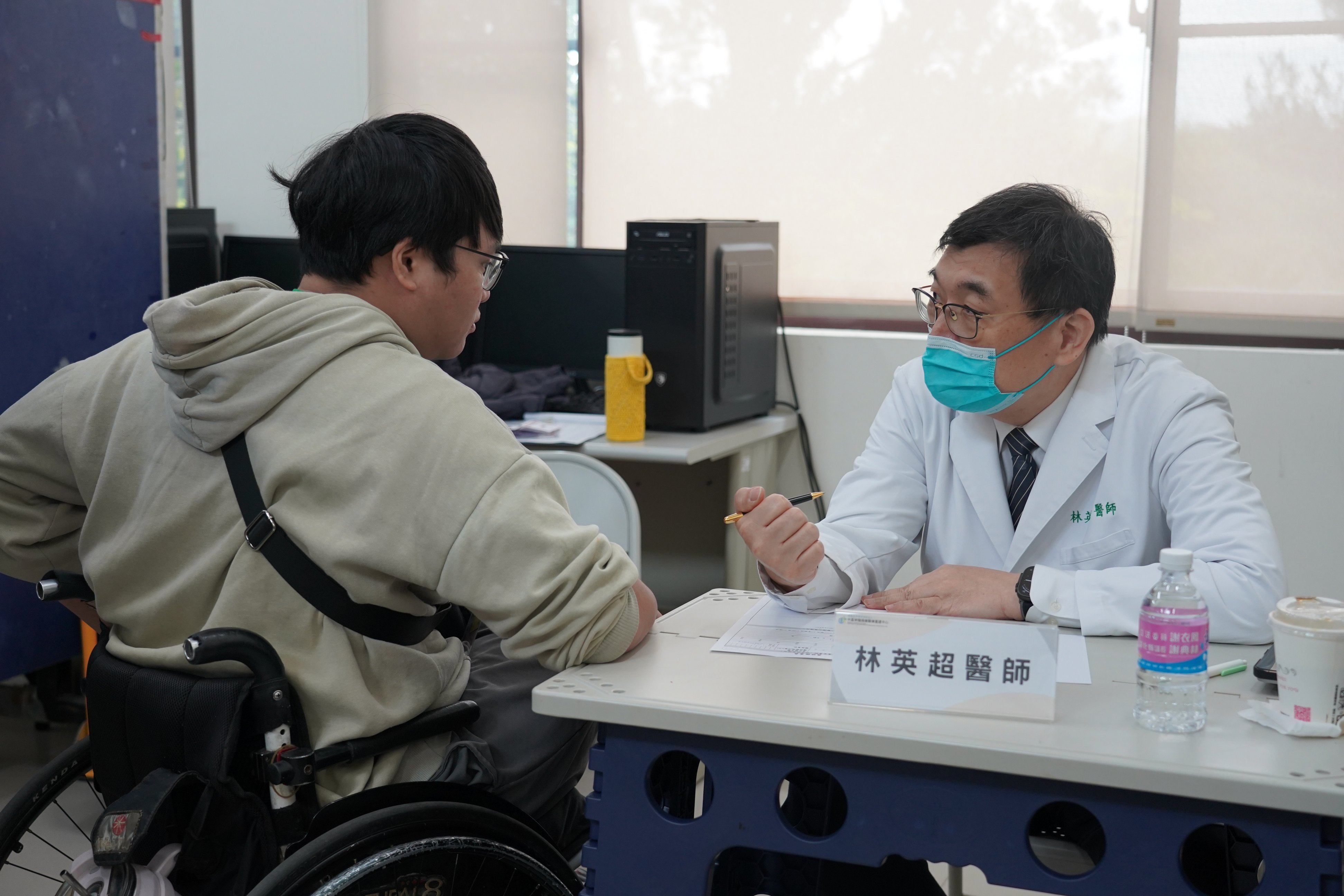 002：神經醫學中心主任林英超（右）與傷友巫先生（左）深入對談，針對困擾已久的神經痛給予專業建議，讓傷友倍感安心。