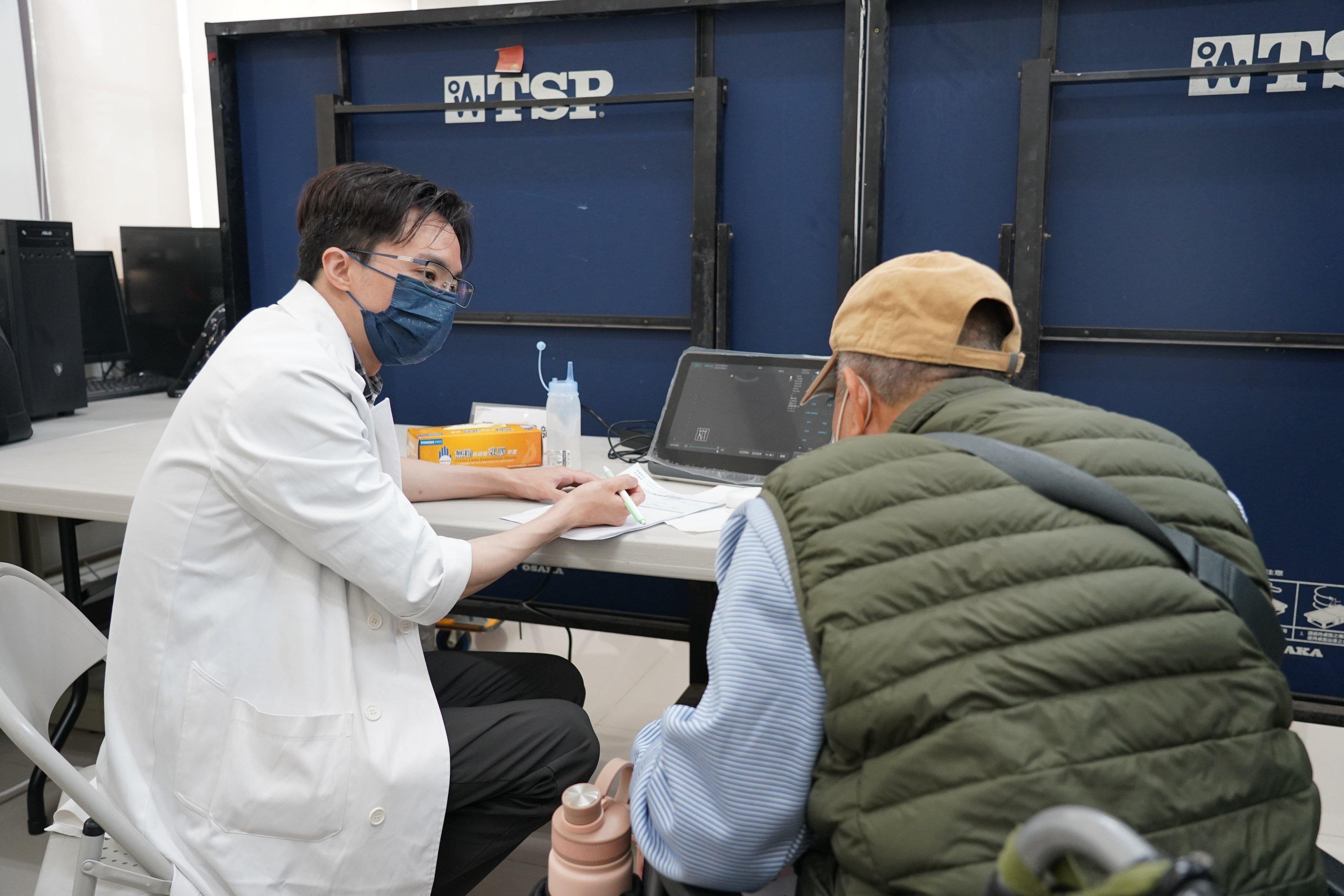 泌尿科醫師張天佑（左）針對傷友常見的排尿障礙、尿路感染與導尿問題提供專業諮詢與超音波檢查。