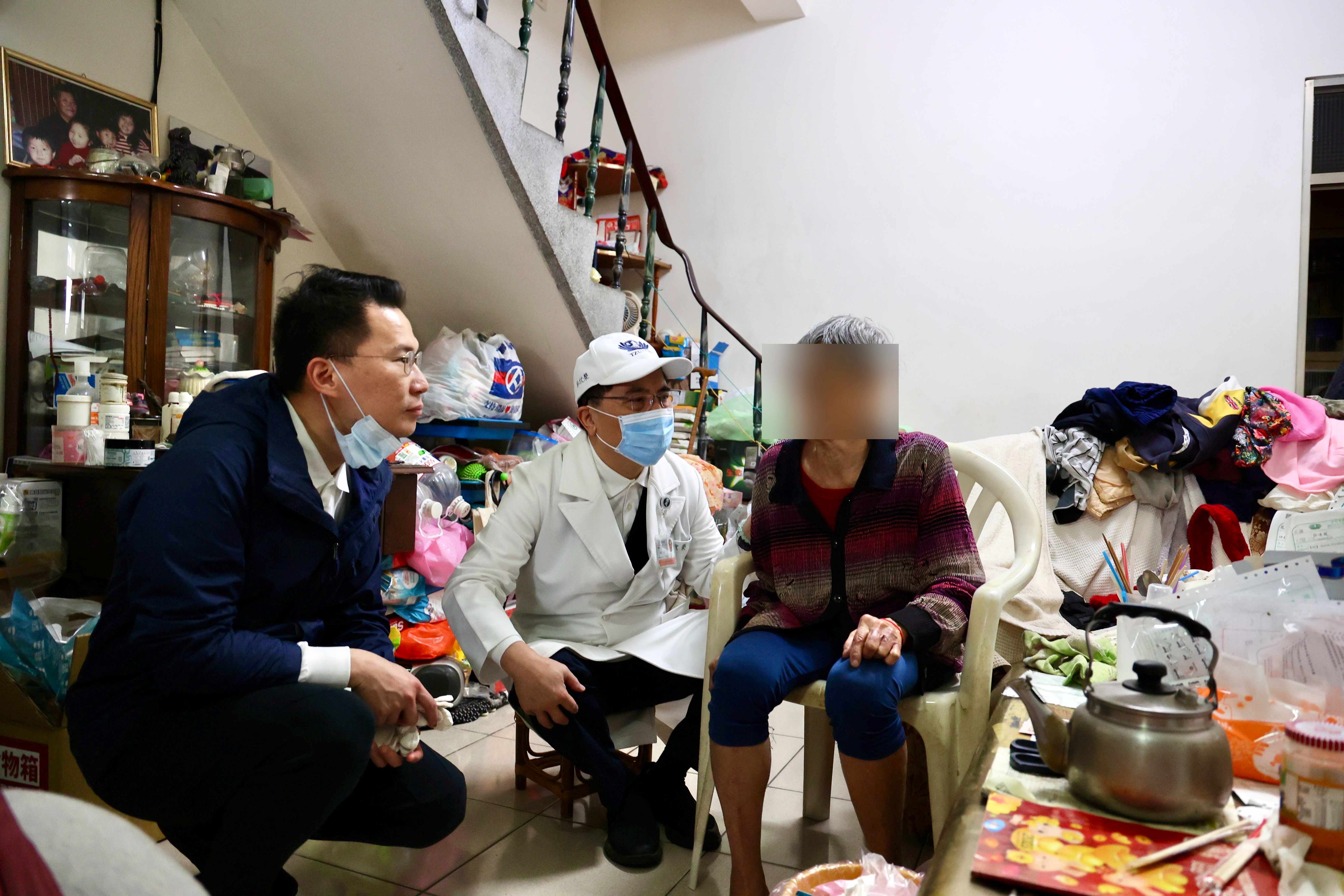 花蓮慈院林欣榮院長與神經外科部蔡昇宗主任發揮神經外科專長,關懷阿嬤的手抖、步態不穩的問題。