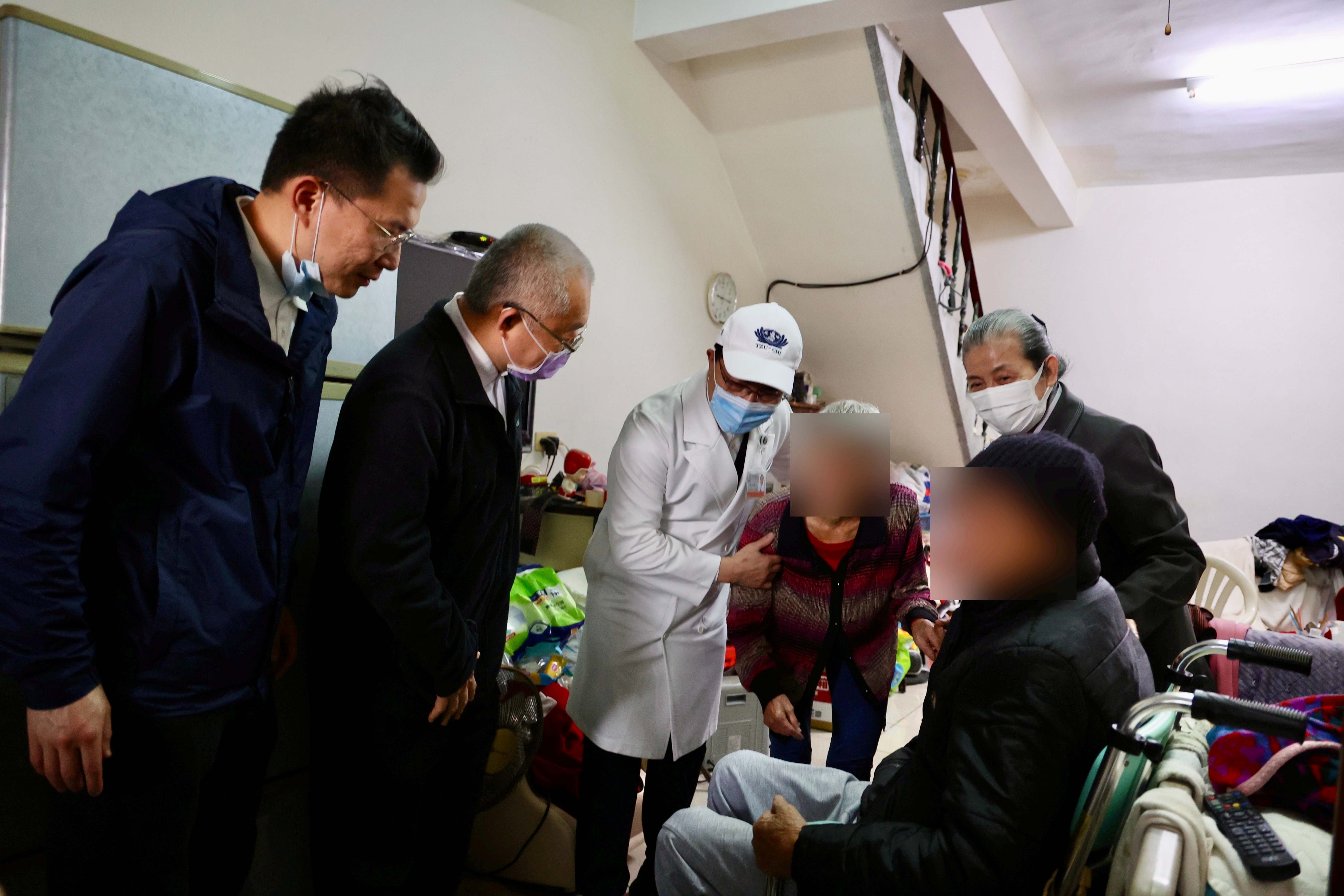 在84歲中風阿公情緒起伏的時候,顏靜曦師姊與林欣榮院長溫柔安撫阿公不安躁動的心。