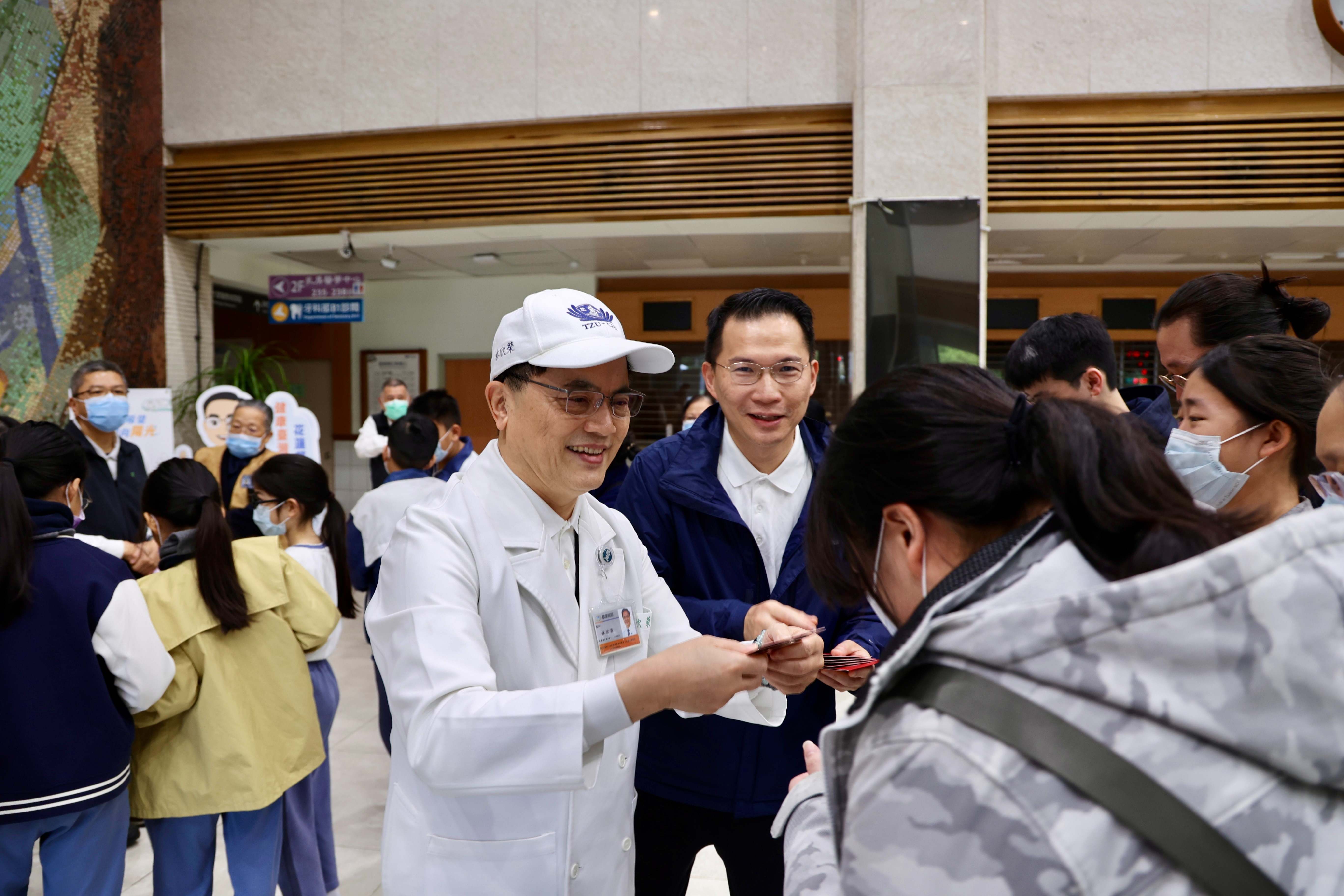 出門前,花蓮慈院林欣榮院長也為團隊送上來自總統府的祝福。