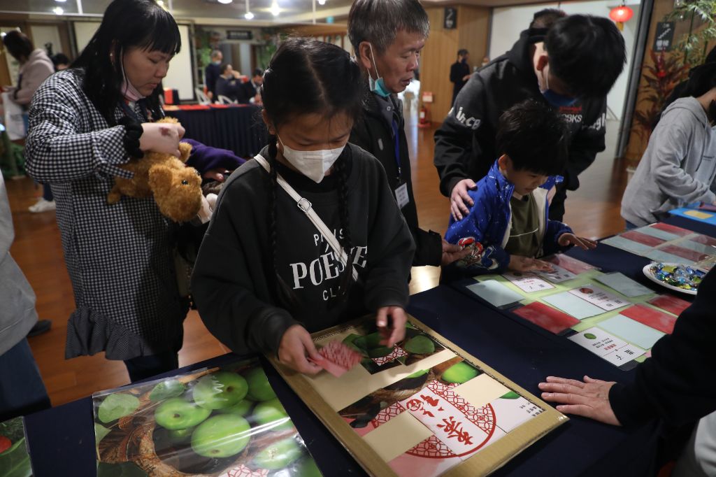 分站活動––健康諮詢、義剪、寫春聯、童玩與蔬食體驗等站點熱鬧溫馨,長者安心問診,孩童歡笑遊戲,筆墨與剪刀傳遞新年的祝福與好心情。