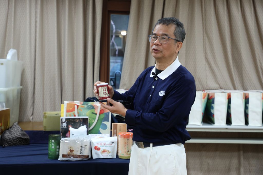 分站活動–健康諮詢、義剪、寫春聯、童玩與蔬食體驗等站點熱鬧溫馨,長者安心問診,孩童歡笑遊戲,筆墨與剪刀傳遞新年的祝福與好心情。