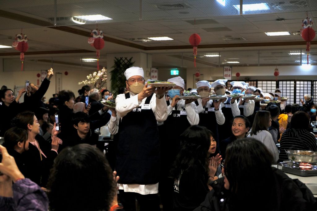 香積志工們用心準備的五道菜,在趙有誠院長、各大醫王、慈濟志工及社區里長們的誠心下,開始上菜了。