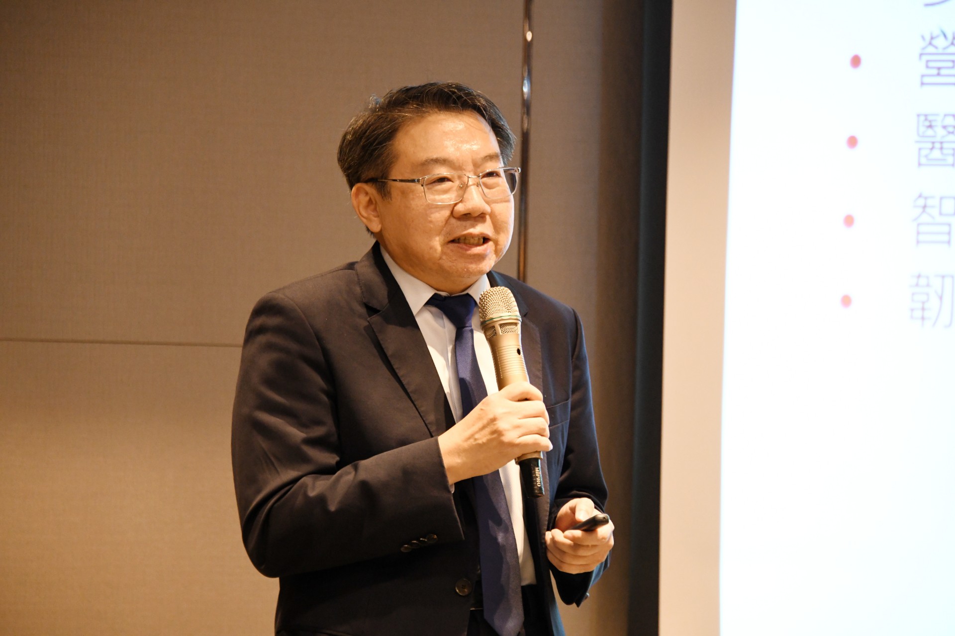 臺北榮民總醫院副院長李偉強以「唯變不變」為題,分享北榮的轉型經驗。