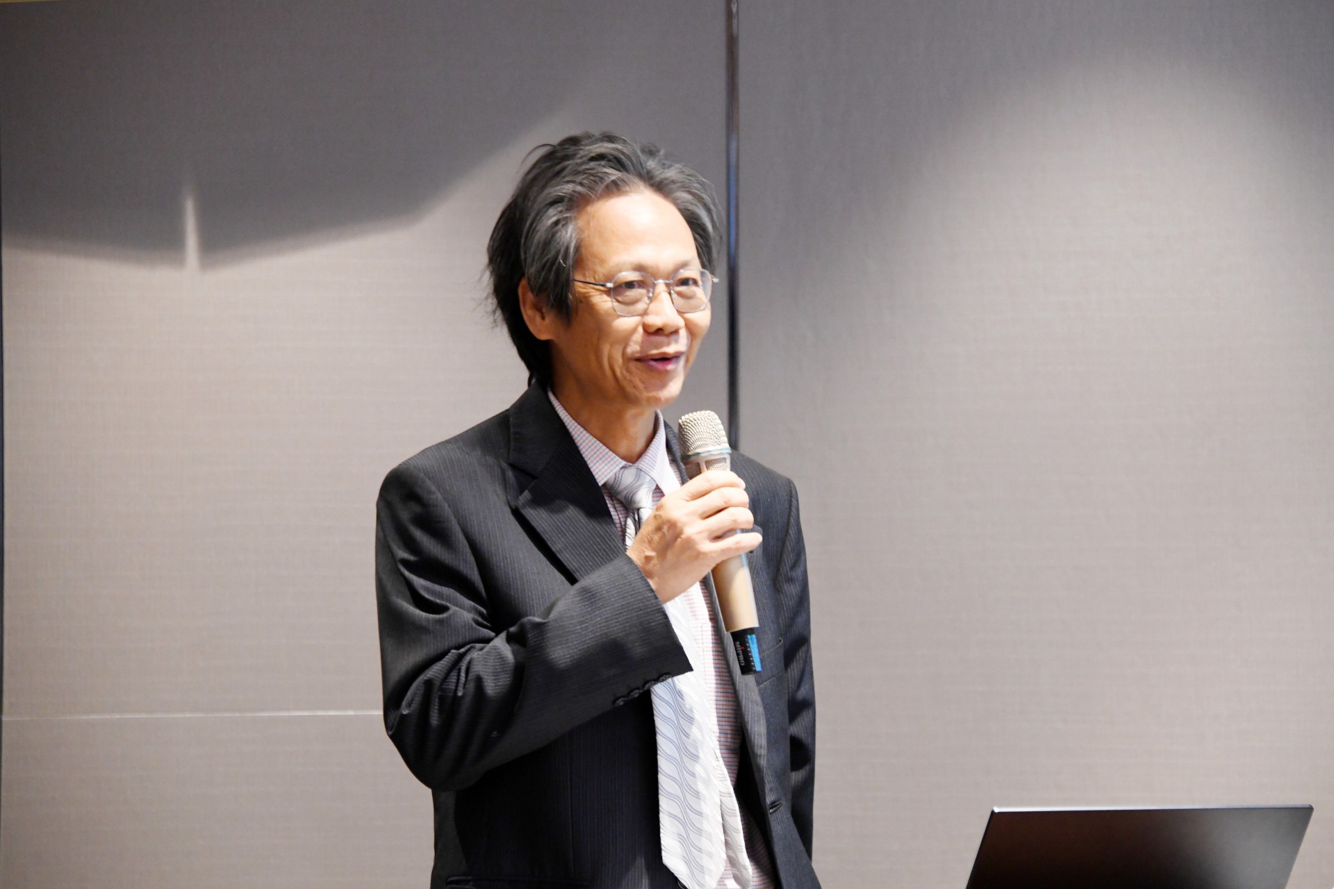 中山醫學大學產學長吳鴻明則從產學合作角度切入,提出「雙向賦能」之合作模式,說明如何克服制度與實務上的各項挑戰。