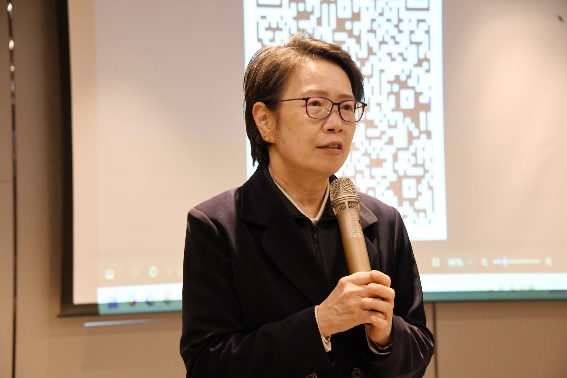 企劃室申斯靜主任感恩各級主管踴躍參與,並表示此次共識營已成功傳達醫院評鑑政策制度、管理思維與發展策略,凝聚全體主管對下次評鑑前內部管理方向之共識與調整。
