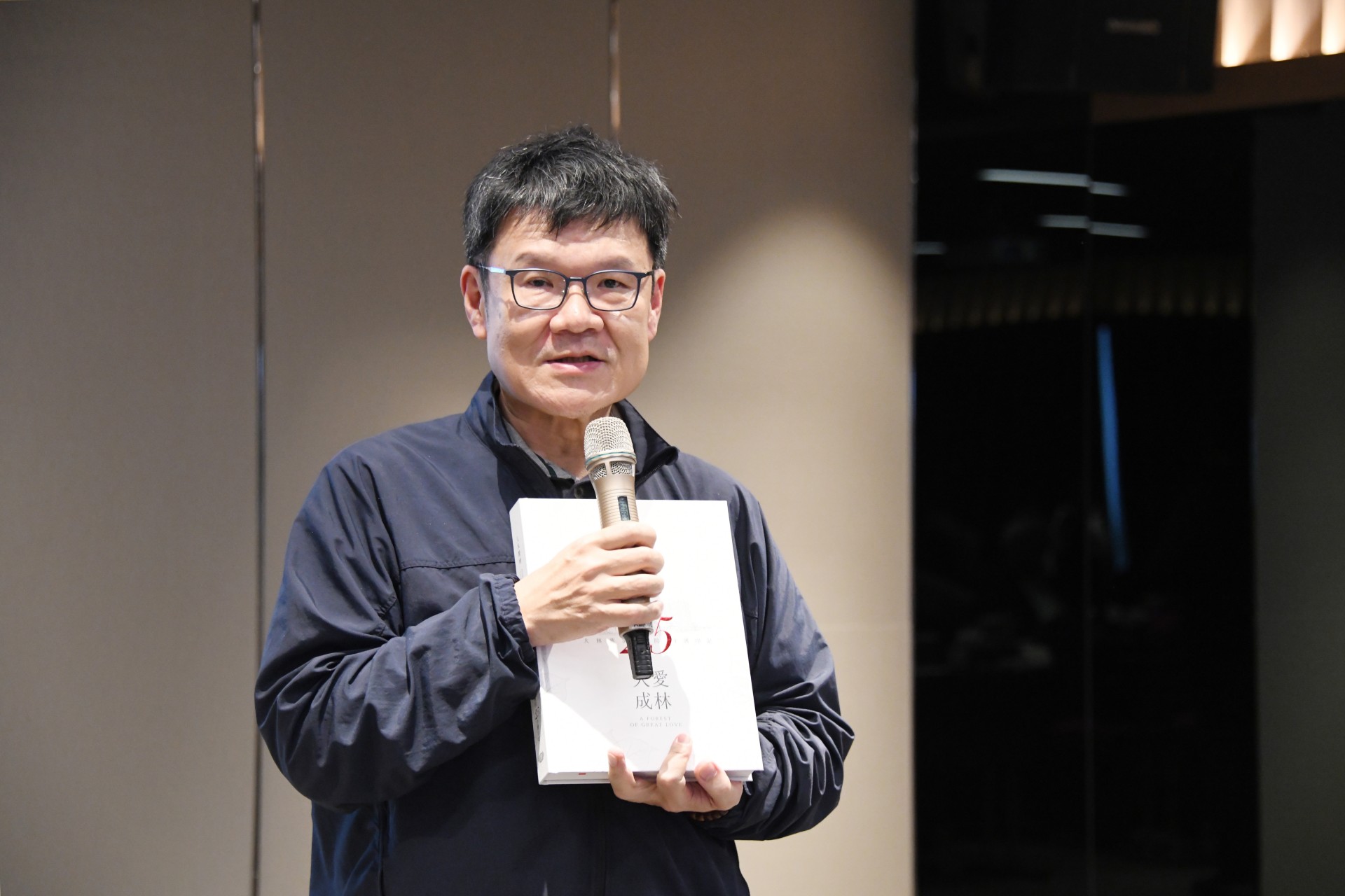 急診部主任暨公共傳播室主任李宜恭,現場介紹由公共傳播室同仁匯整25年的大林慈院歷史編寫而成的專書。