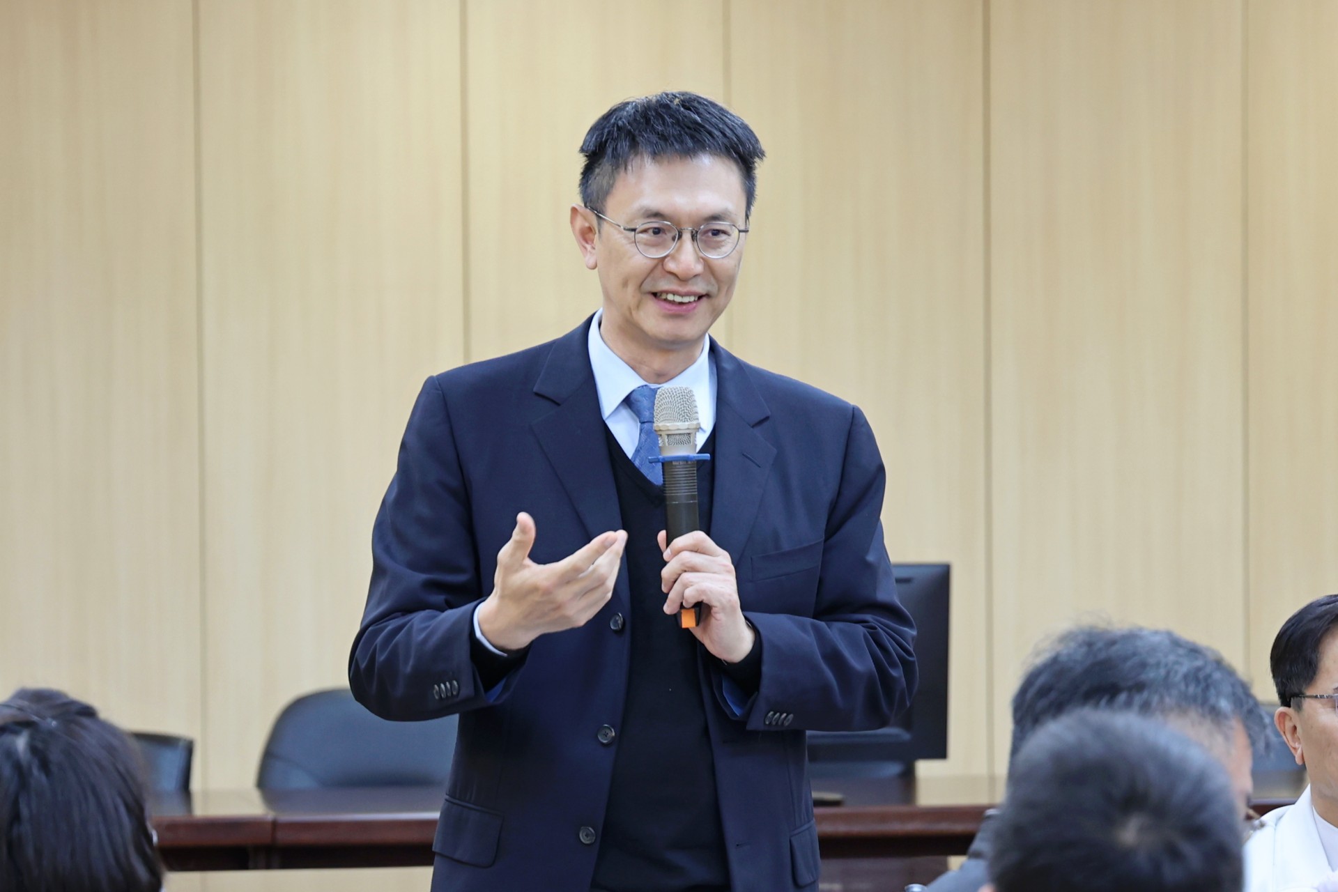 法院院長張宏節也指出,法官即便具備法律知識,也未必熟悉醫學術語與臨床流程,過去在審理案件時常常需要花費大量心力,此次交流有助於法官在審理時,更完整地還原案件真相。