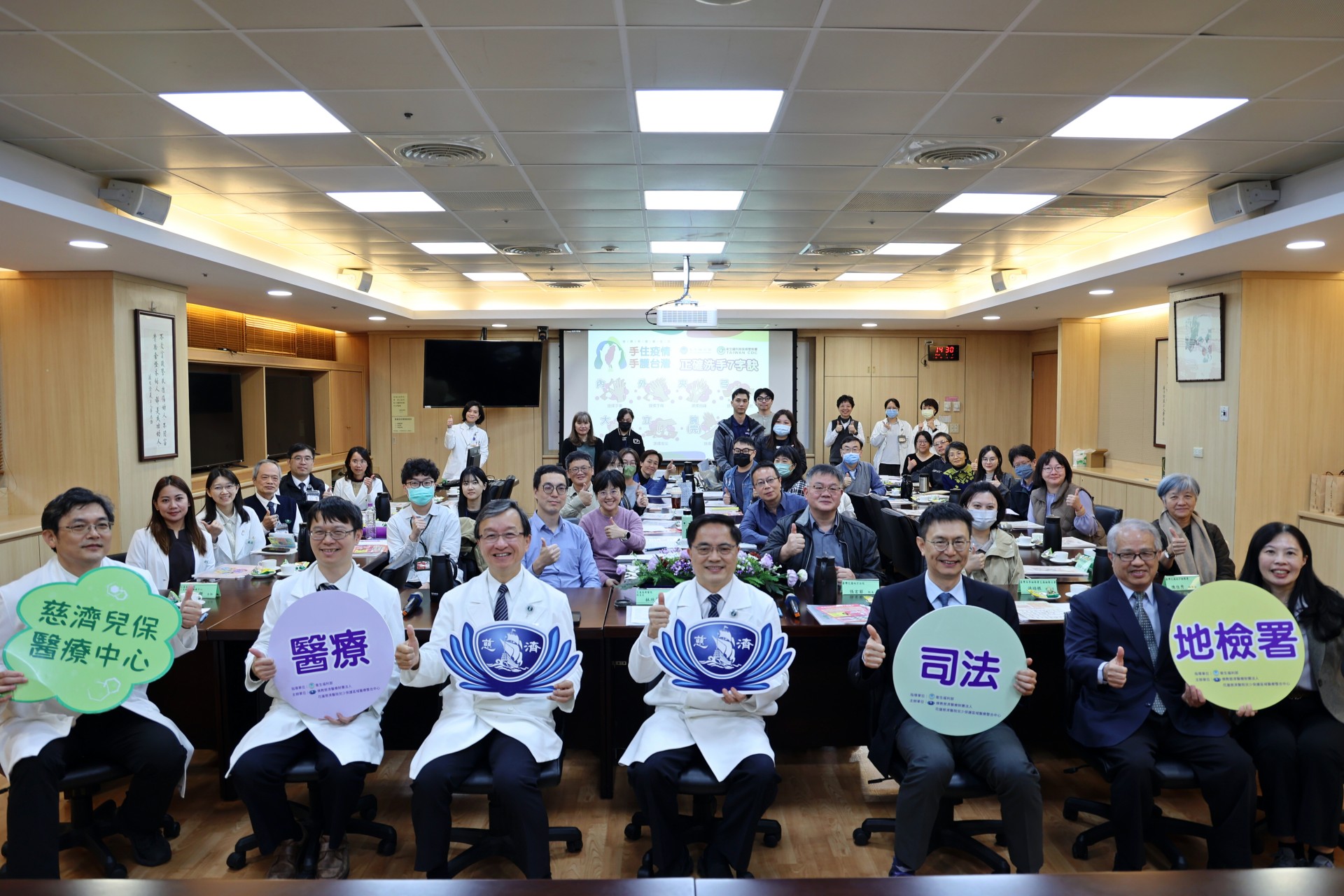 花蓮地方檢察署檢察長陳佳秀、高等檢察署花蓮分署檢察長洪培根以及花蓮地方法院院長張宏節率領三十一位檢察官、法官及少年保護官等人,參訪花蓮慈濟醫院兒少保護區域醫療整合中心。