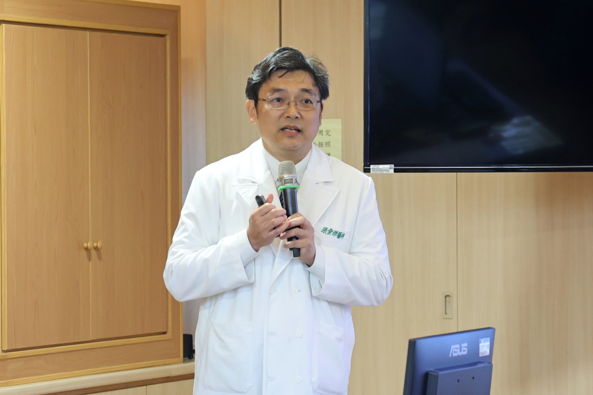 張雲傑主任表示,兒虐與性侵案件最大的挑戰,在於孩子往往無法清楚表達,醫療團隊的角色就是在第一時間以客觀角度留存證據,「一張照片勝過千言萬語」,完整的紀錄才能在後續司法過程中真正保護孩子。