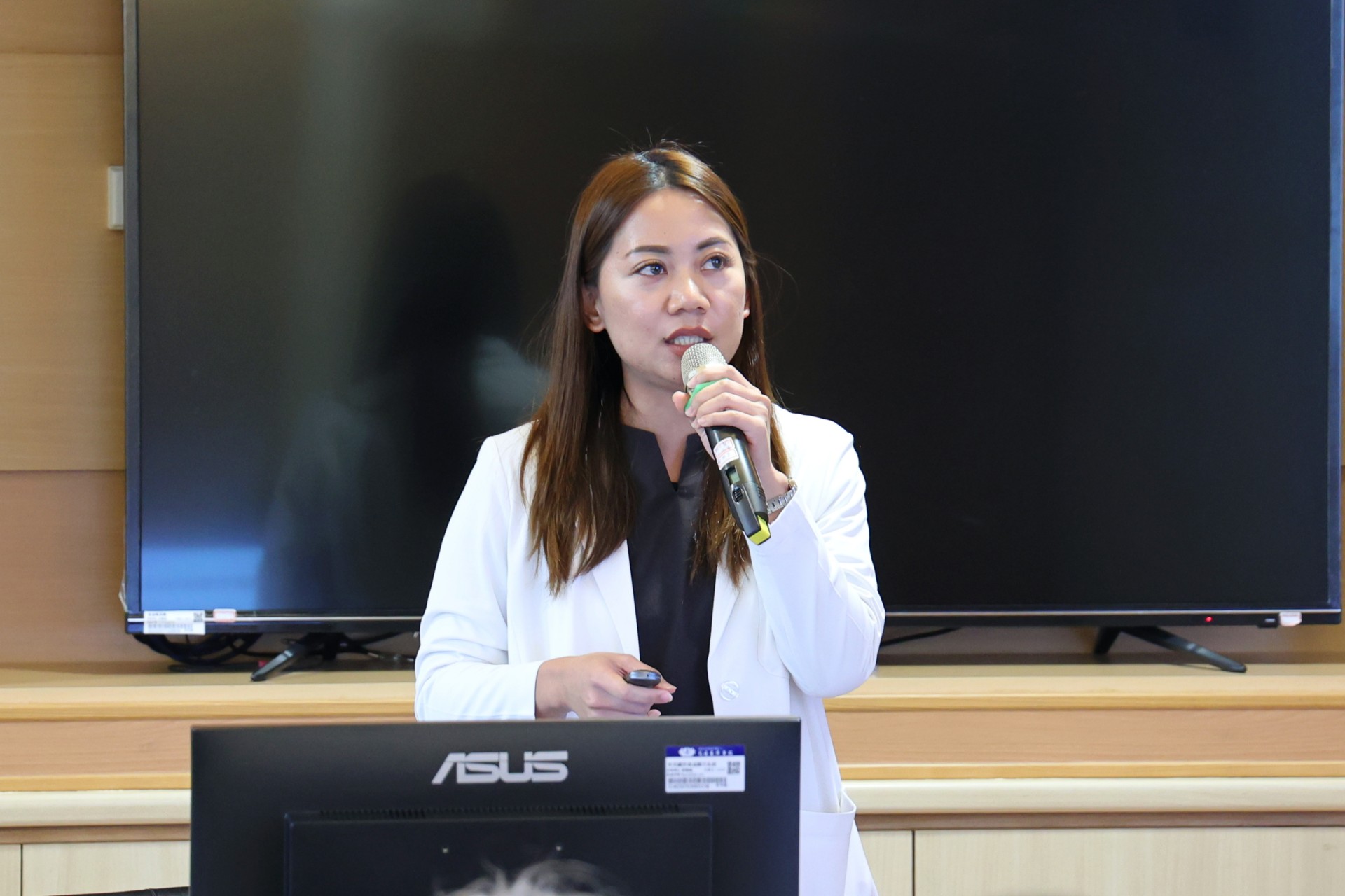 婦產科主治醫師停寧萱則分享性侵害驗傷與採證流程,她指出,性侵案件的證據具有時效性,醫療人員必須在兼顧被害人身心與隱私的前提下,謹慎完成每一個步驟,避免造成二次傷害,同時確保證據在司法程序中具備完整性與證據力。