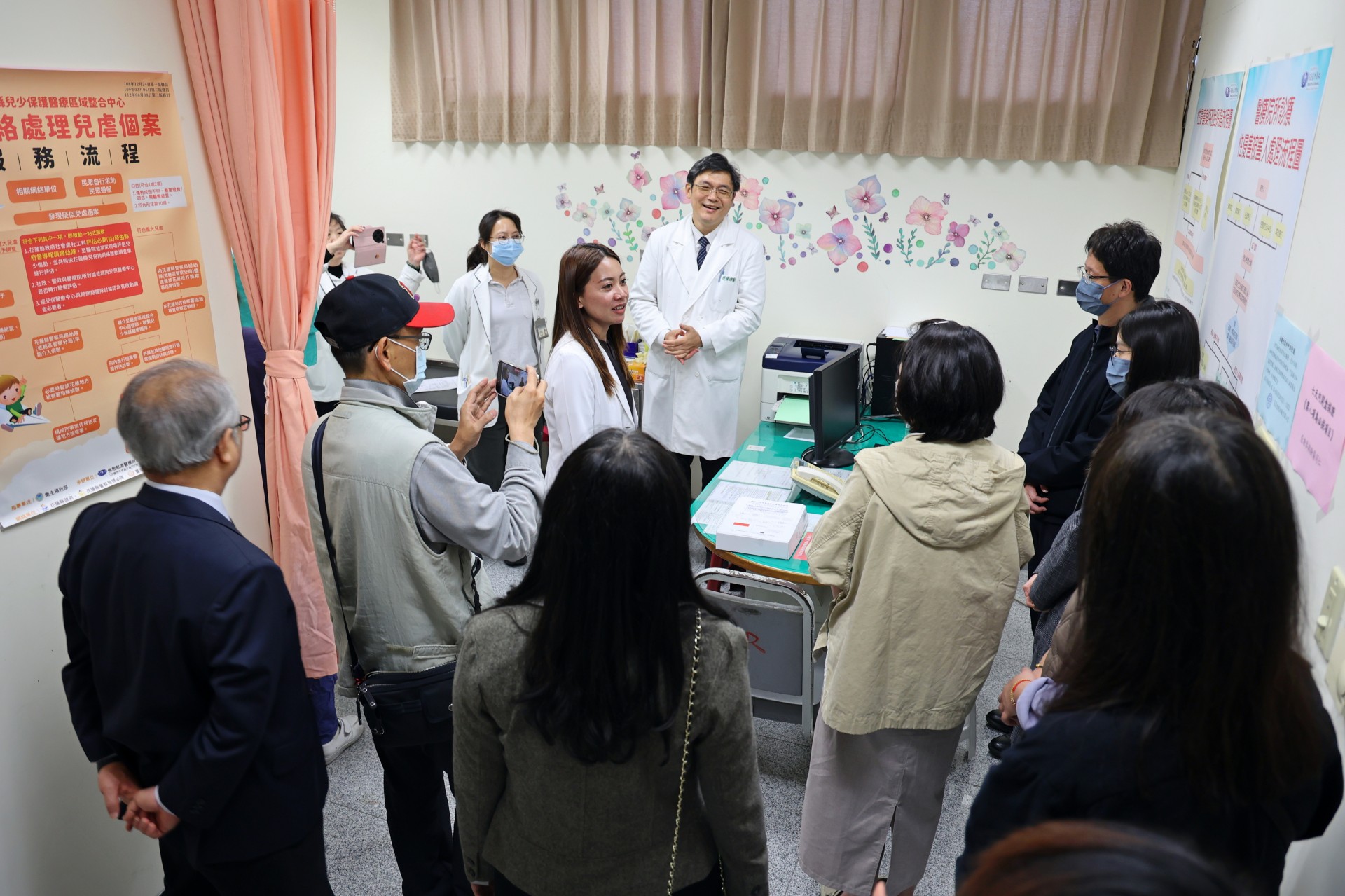 兒保醫療中心主任張雲傑介紹中心運作模式及辨識兒虐傷勢、婦產科主治醫師停寧萱分享性侵害驗傷與採證流程,並實地走訪驗傷空間,促進醫療與司法在偵審兒少保護案件上的理解與合作。