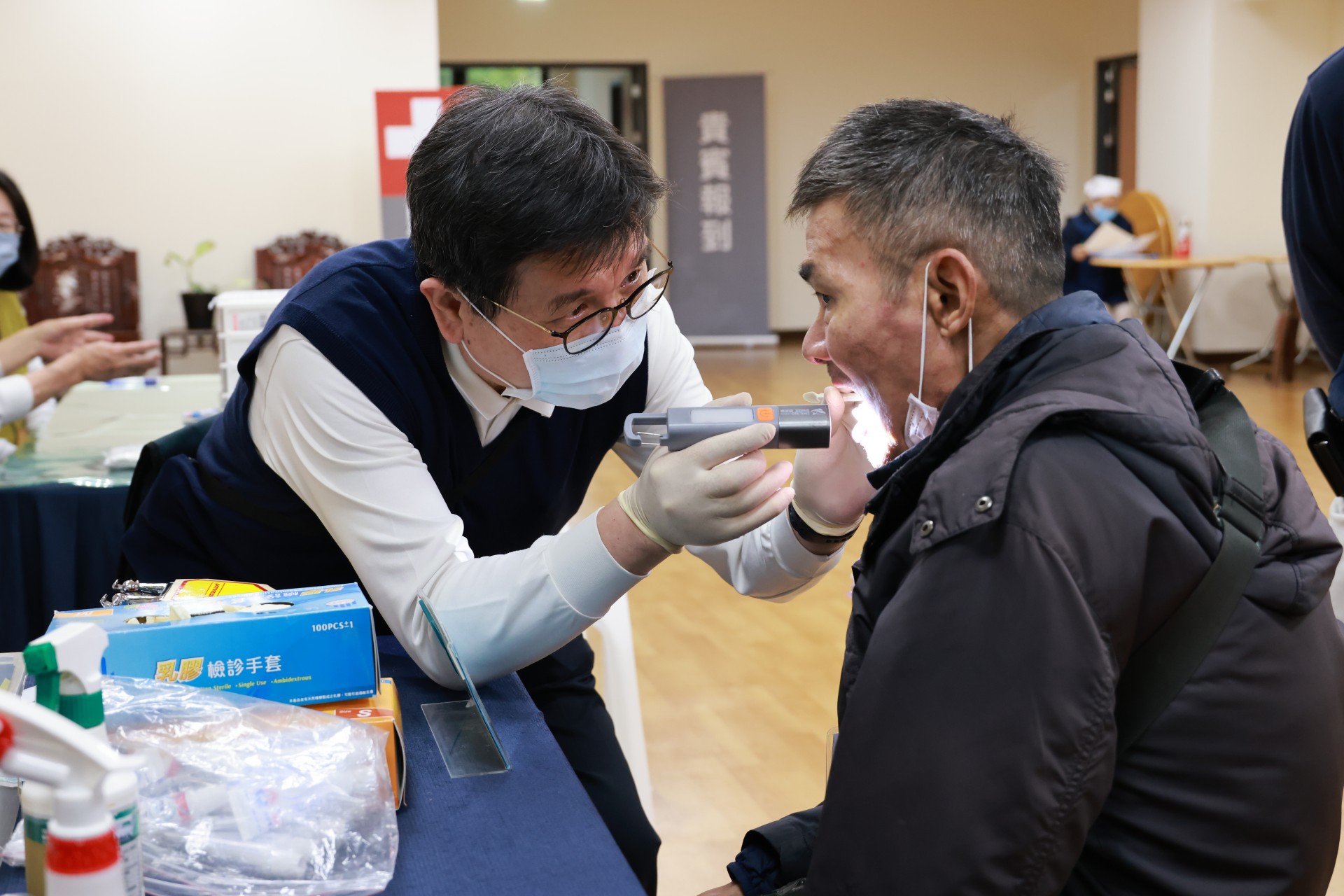 現場並設有健康諮詢等，透過多元關懷活動，讓民眾在寒冬中感受社會的溫暖與支持。