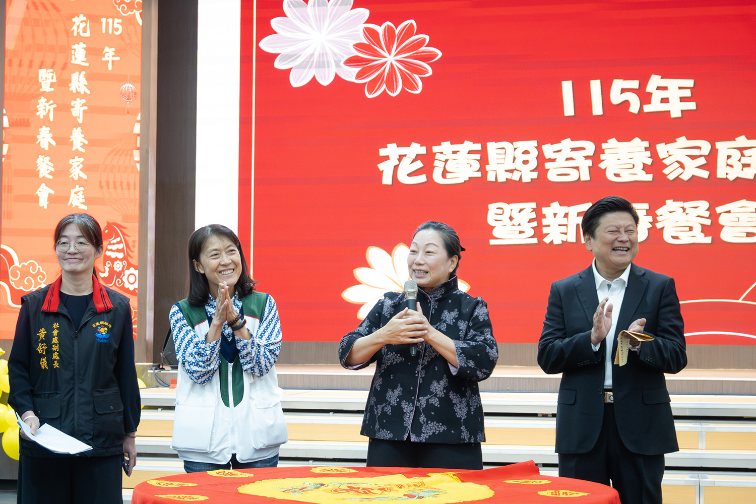 徐榛蔚縣長與傅崐萁立法委員到場鼓勵寄養家庭,感謝寄養家庭為弱勢兒少提供無私關懷。
