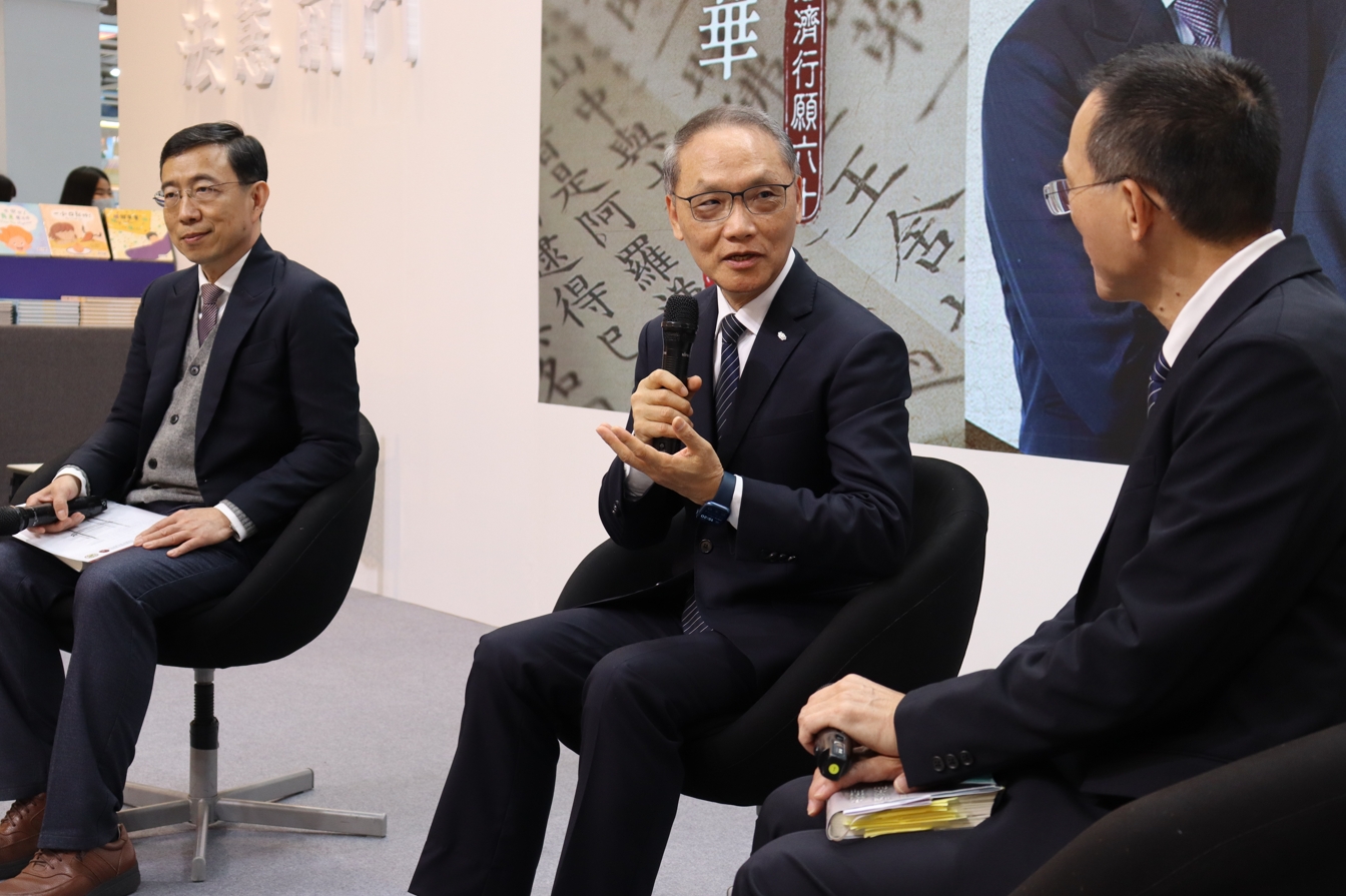 顏博文執行長(中)以慈濟實務經驗為例,分享如何在全球推動「可複製、可長行」的治理模式。