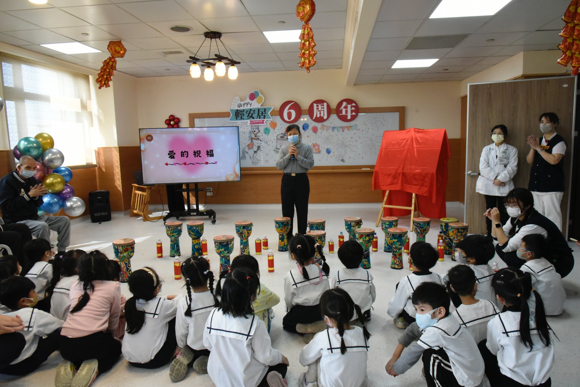 人文室主任葉璧禎勉勵現場住民,在輕安居要愈來愈健康快樂。