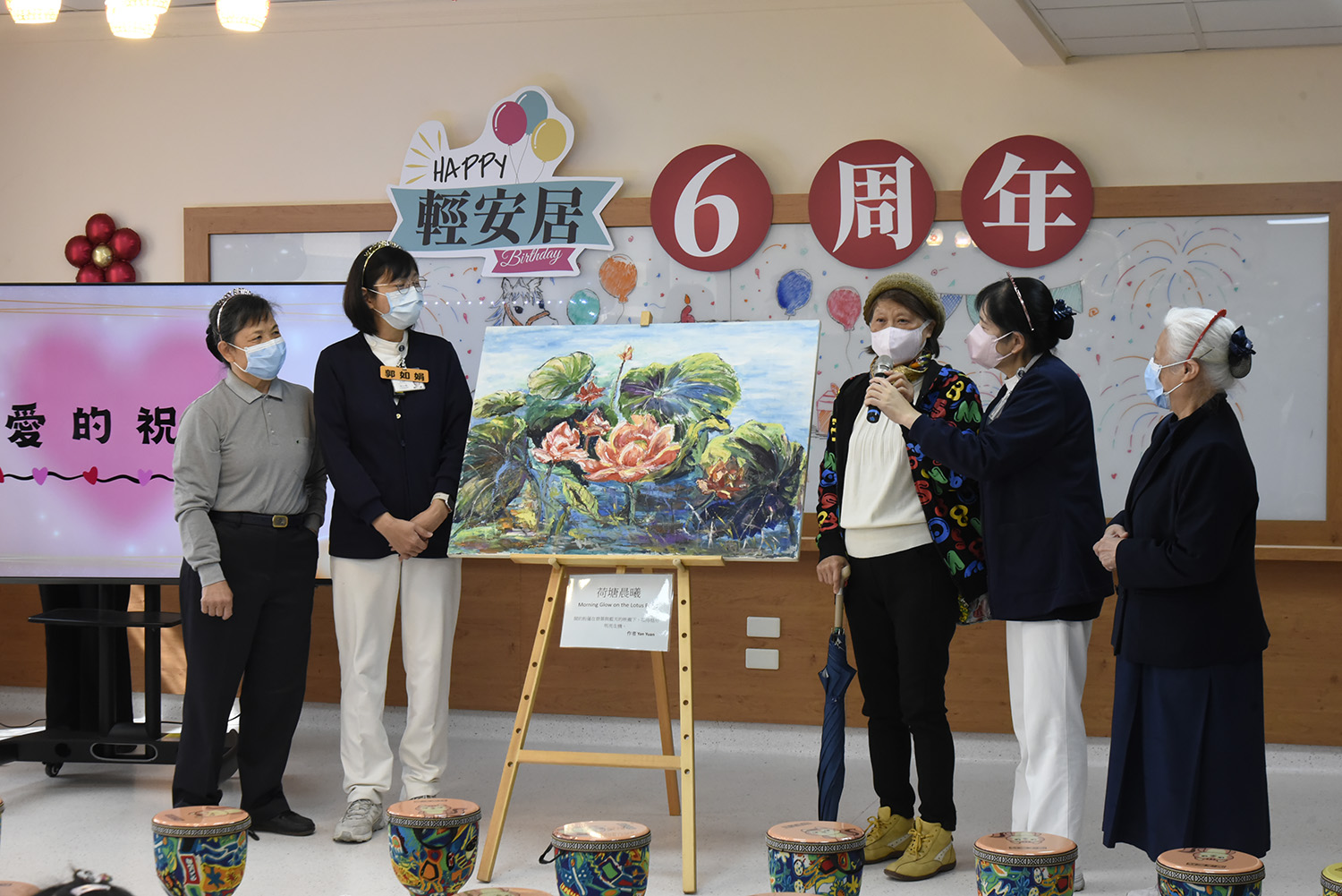 油畫的作者顏女士表示,母親之前在輕安住兩年,自己也曾因手術及小中風入住,期間深刻感受,無論是照服人員或醫療團隊都十分用心,給一百分的肯定。