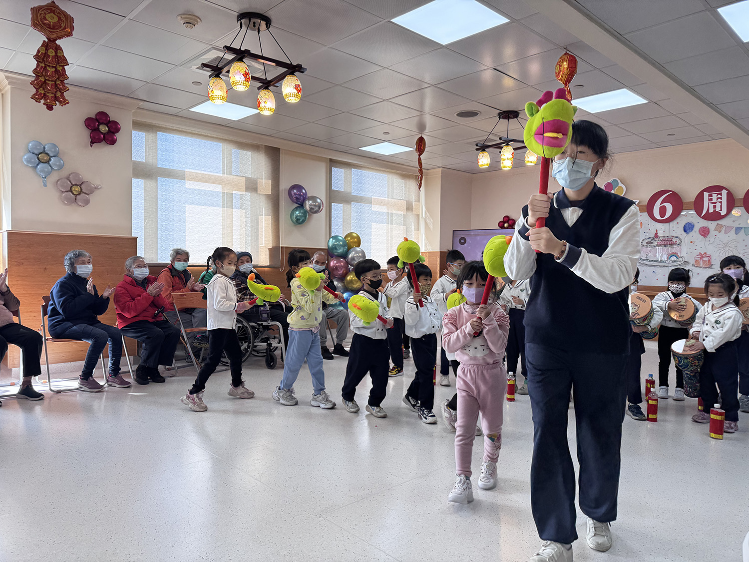 活動開場前,由大愛幼兒園小朋友帶來一段充滿年節氣氛的「年獸」小短劇,童趣十足的表演讓現場氣氛瞬間熱絡,逗得阿公、阿嬤笑得合不攏嘴。