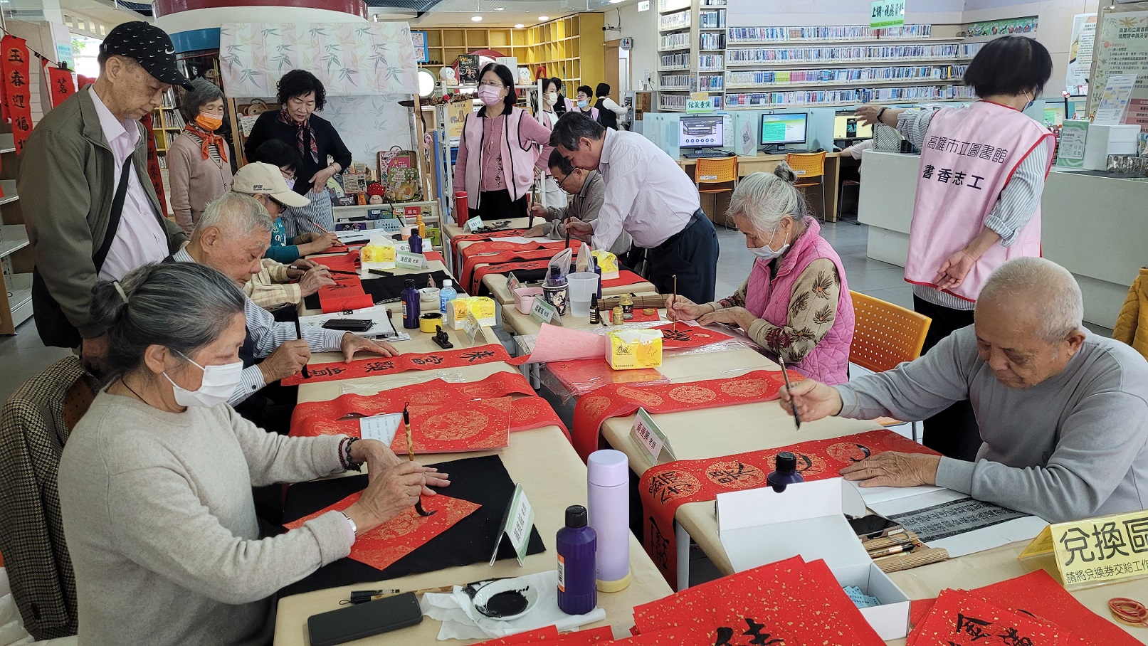 楠仔坑圖書館邀請在地書法老師進行馬年躍騰新春揮毫