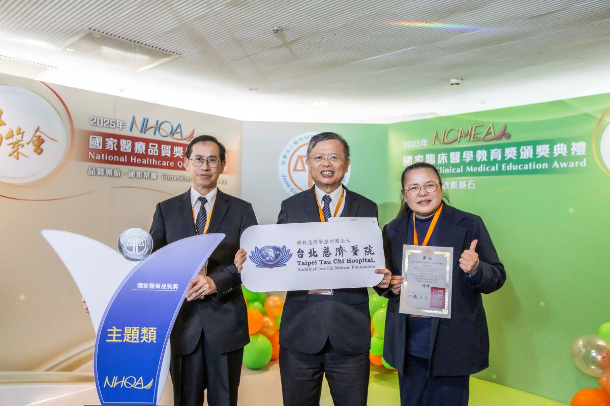 神經科團隊聚焦腦中風後常見的吞嚥障礙問題,建構一致化的跨團隊照護模式,由賴淑惠護理長(右)代表領獎。