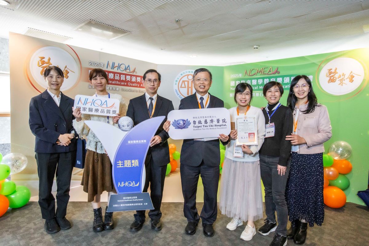 「降低胃腸肝膽科住院病人出院14天內非計畫性再住院率」團隊規劃多項照護介入措施改善短期再入院因素,由鄭愉軒護理長(右三)代表領獎。