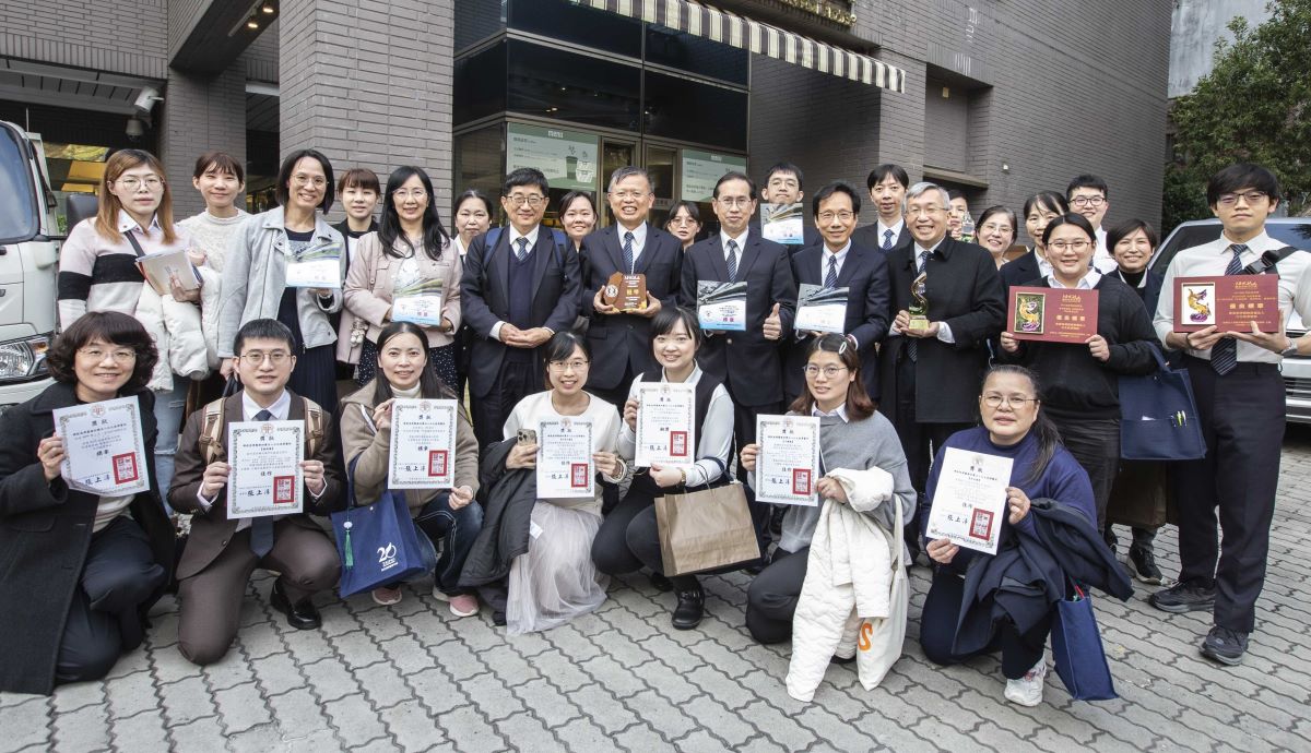 台北慈濟醫院於本屆NHQA評選中共獲得18項獎項,於2月4日由徐榮源副院長與鄭敬楓副院長帶領各組代表前往領獎。