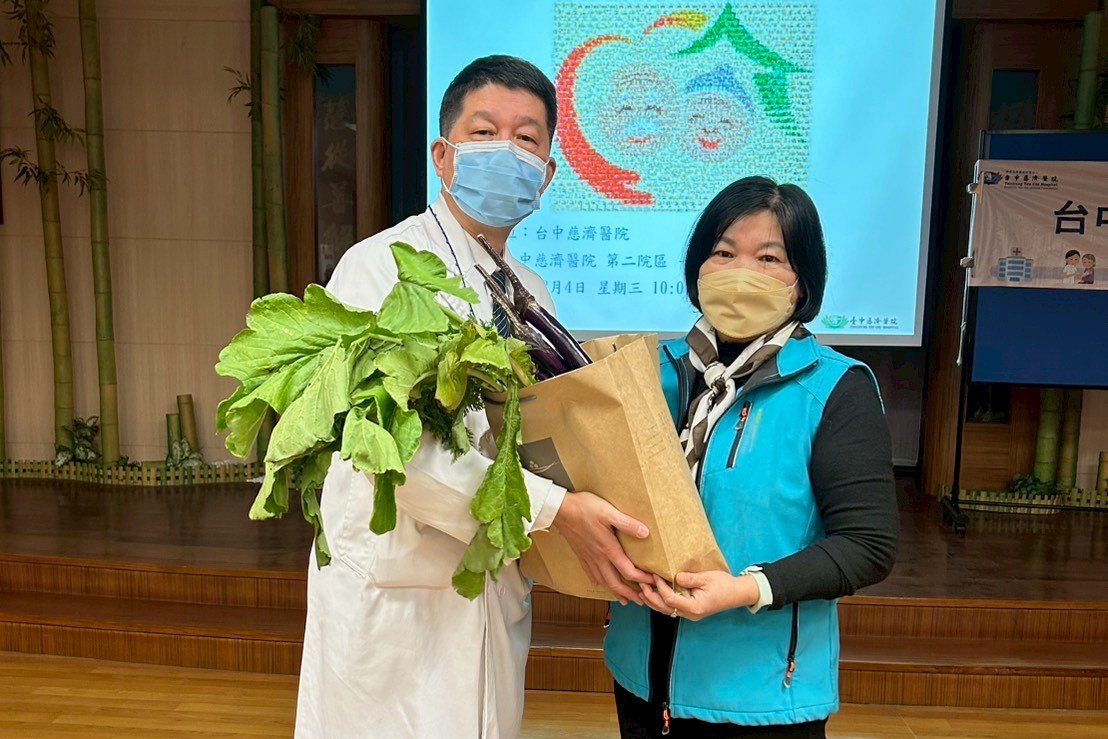社區健康中心主任陳慶元到場感謝投入社區服務的夥伴。