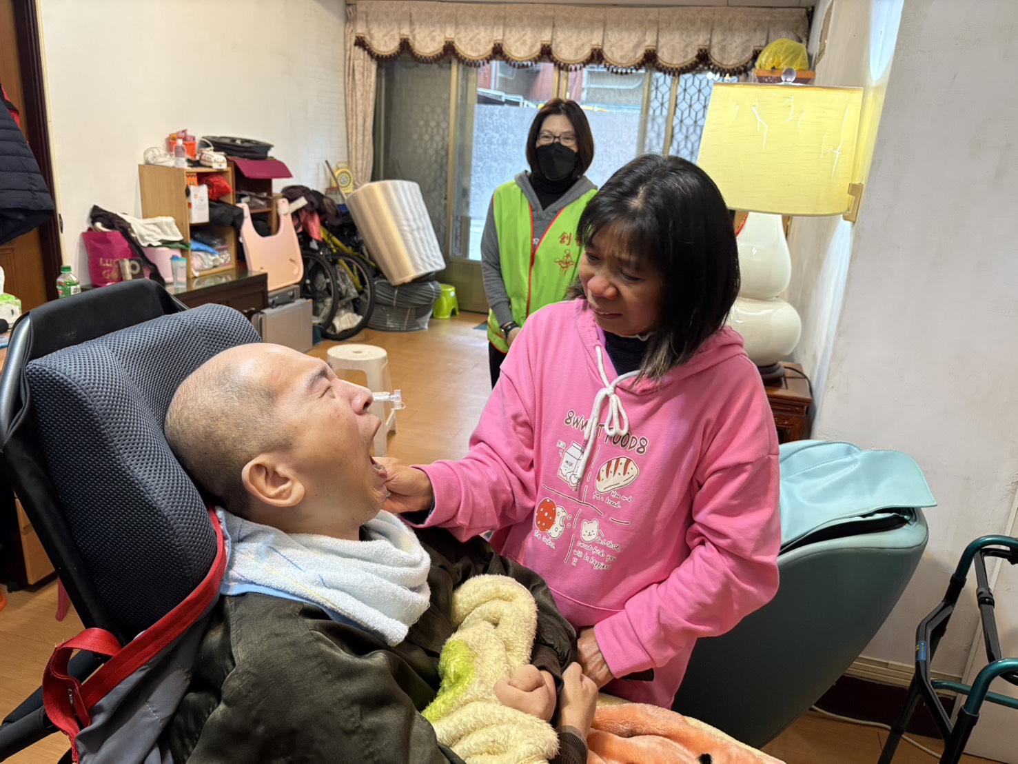 院民阿俊與妻子團聚