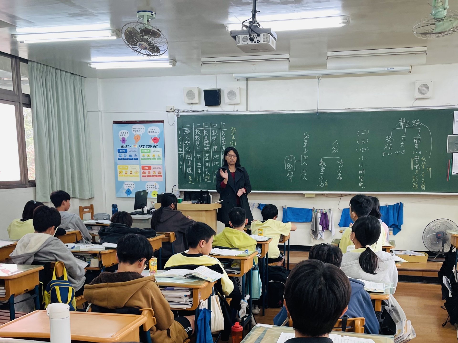 如今成為國中教師的怡琴站上講台教學,將昔日被扶持的溫暖化為力量,用生命陪伴更多孩子成長。