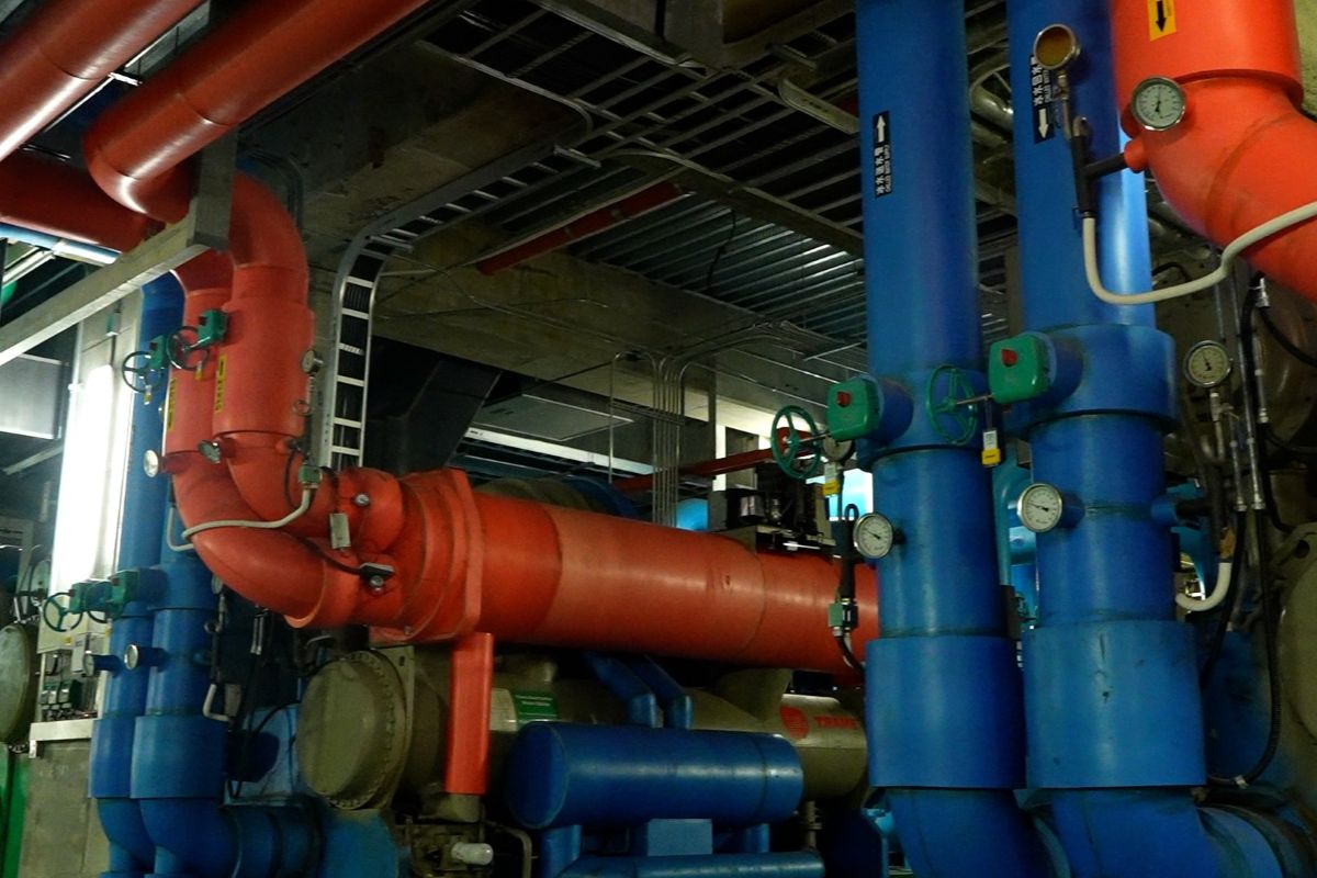 藉由冰水主機調節室內溫度,節碳逾百公噸。