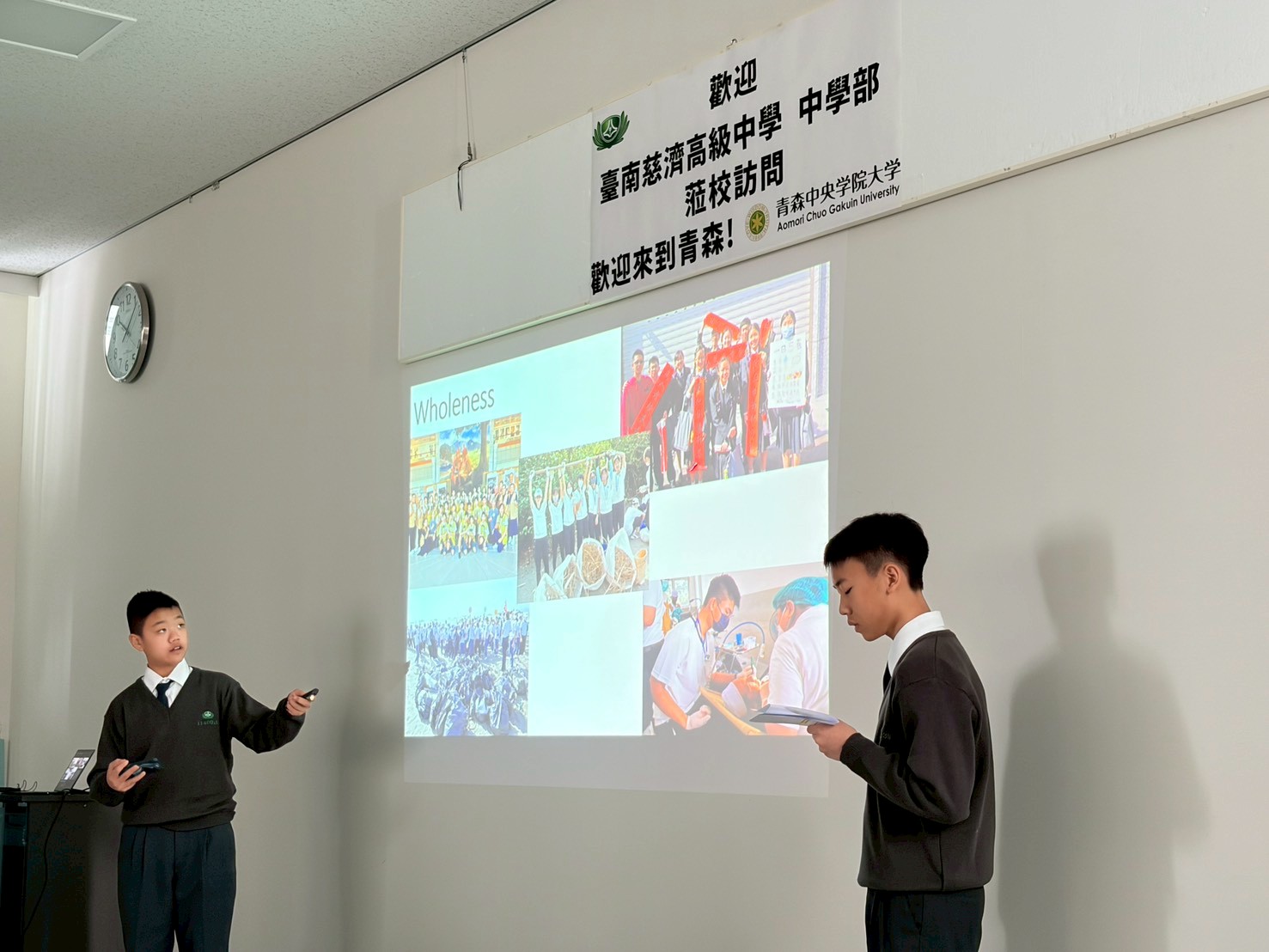 本校學生於校際交流時介紹臺南慈中,展現慈中學生的自信與氣質。