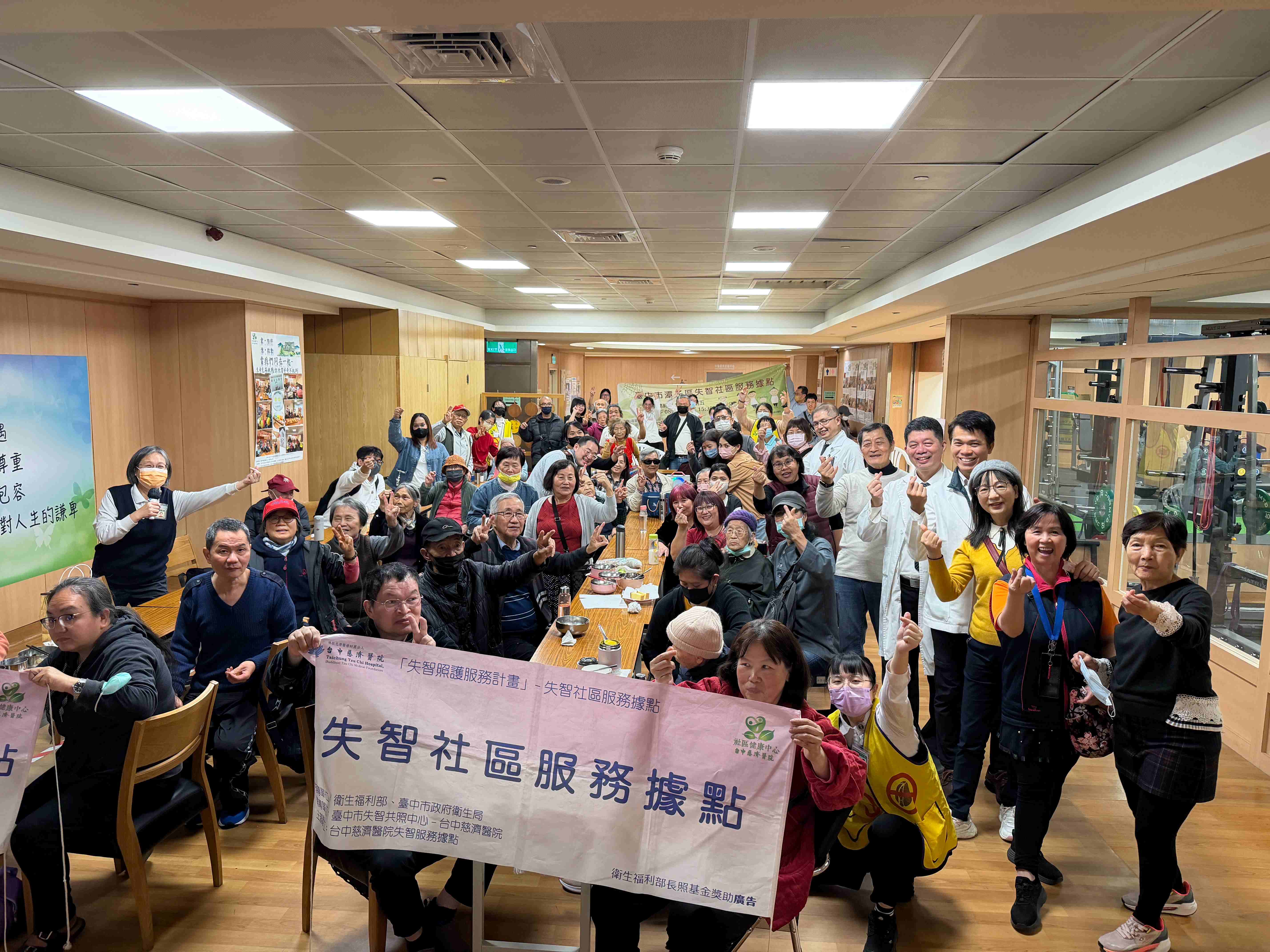 台中慈濟醫院失智據點舉行家屬座談,會後與長輩、團隊一起合影。