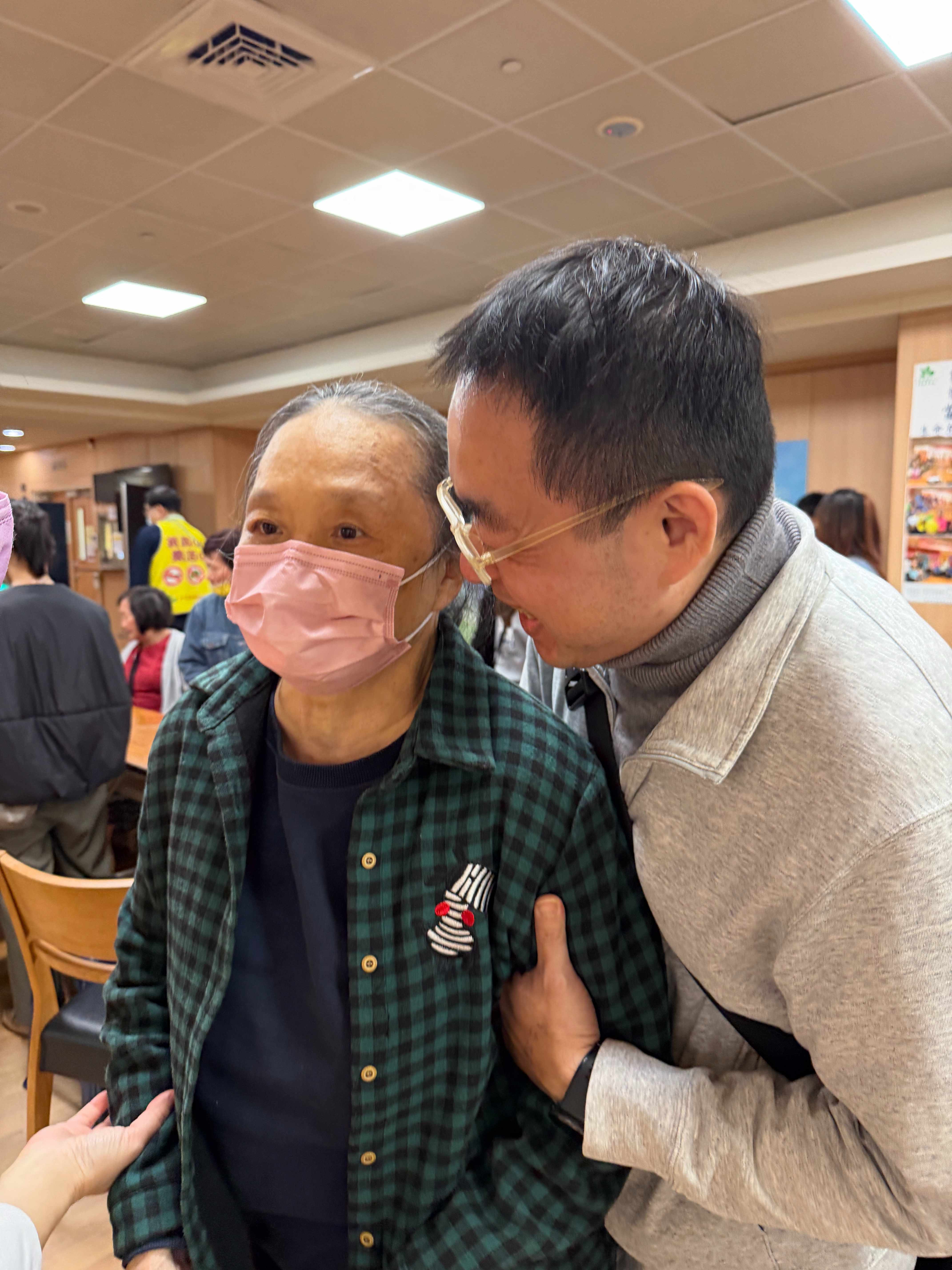 家屬陪長輩參加據點活動,增進彼此理解,共享特別的生命記憶。