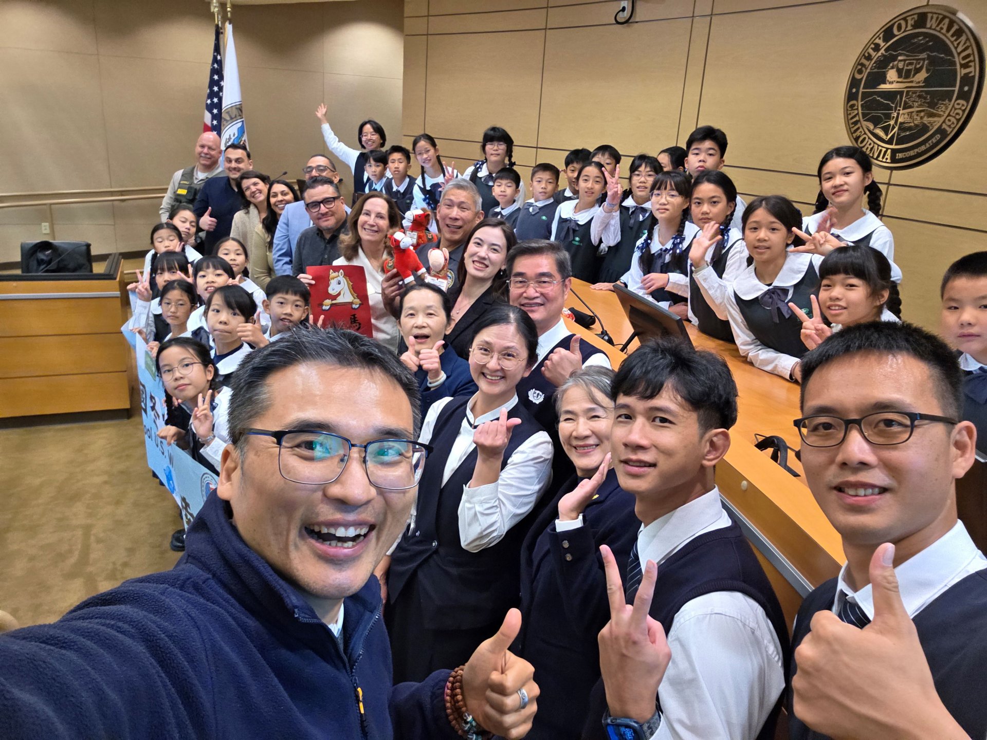 核桃市長與議員及市府團隊們給予溫暖勉勵，肯定孩子們的表現，並與大家開心合影，為這段跨國學習旅程留下珍貴紀念。