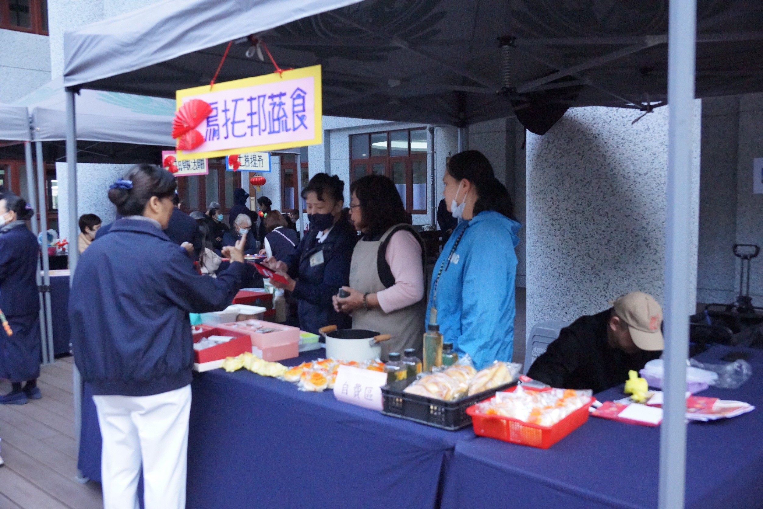 活動現場不僅準備熱騰騰的團圓飯，更設置多個互動攤位，提供趣味遊戲、體驗與結緣品分享，讓愛與祝福在笑聲中流轉。