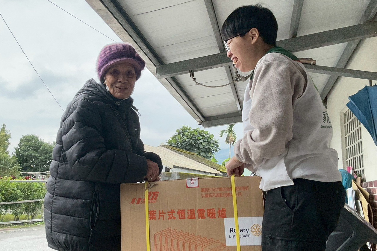 國際扶輪3490地區為光復弱勢民眾捐助電暖爐與熱水器等過冬家電