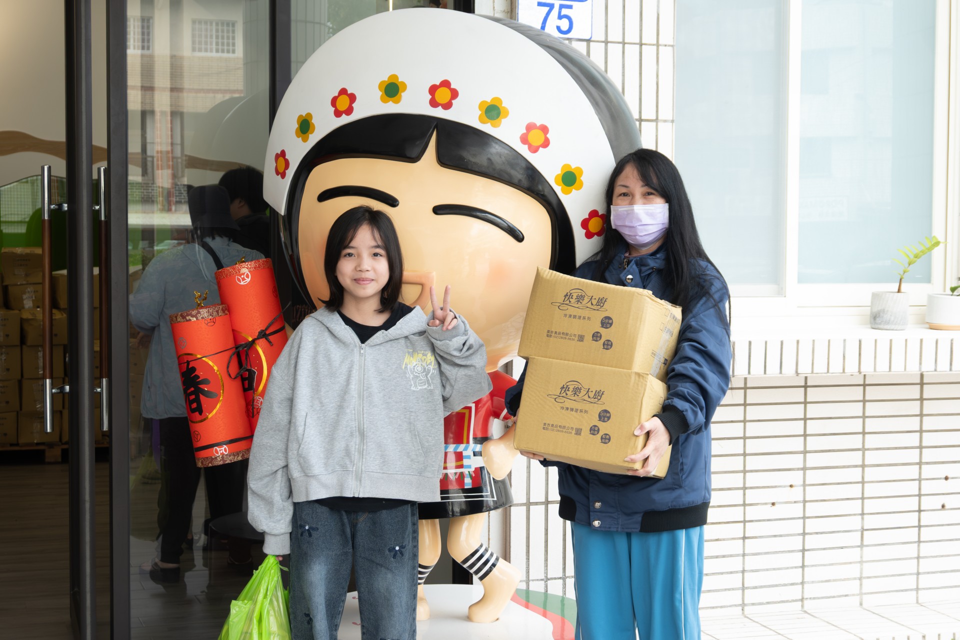 家扶中心的「暖心套餐」年菜與年貨，近日已陸續派送給弱勢家庭