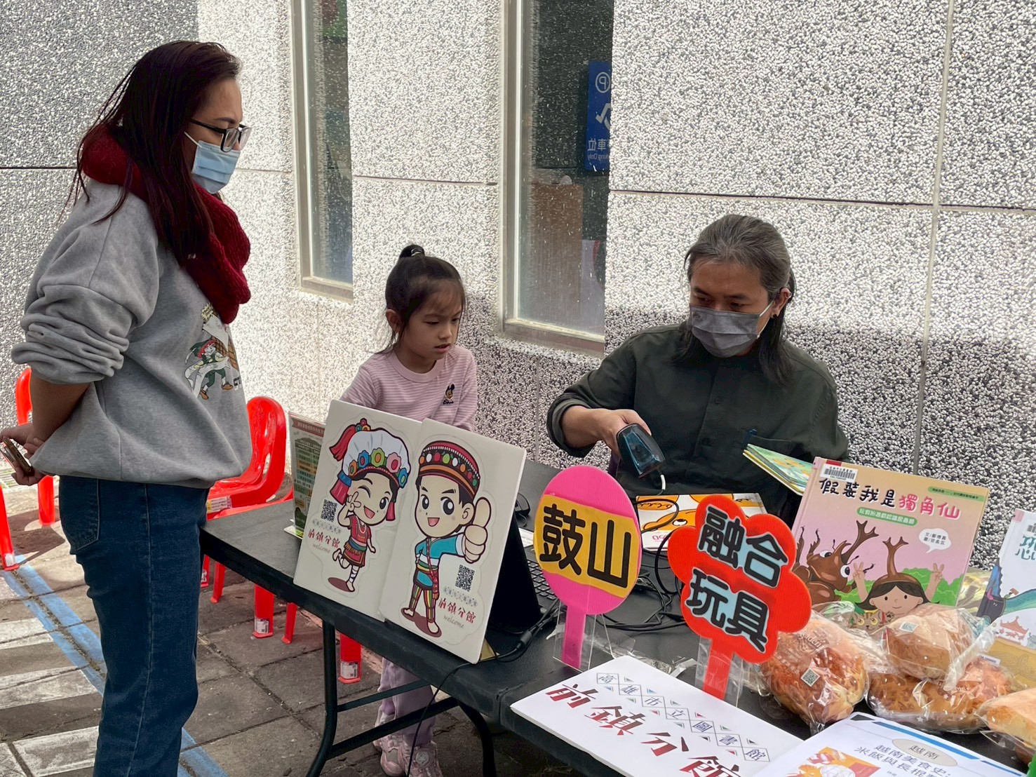 1150204高市圖鼓山、前鎮分館與行動書車前進那瑪夏,透過共融玩具與繪本閱讀體驗,陪伴親子在互動中感受閱讀樂趣,孩子在館員引導下參與遊戲與故事,共享溫馨親子時光。
